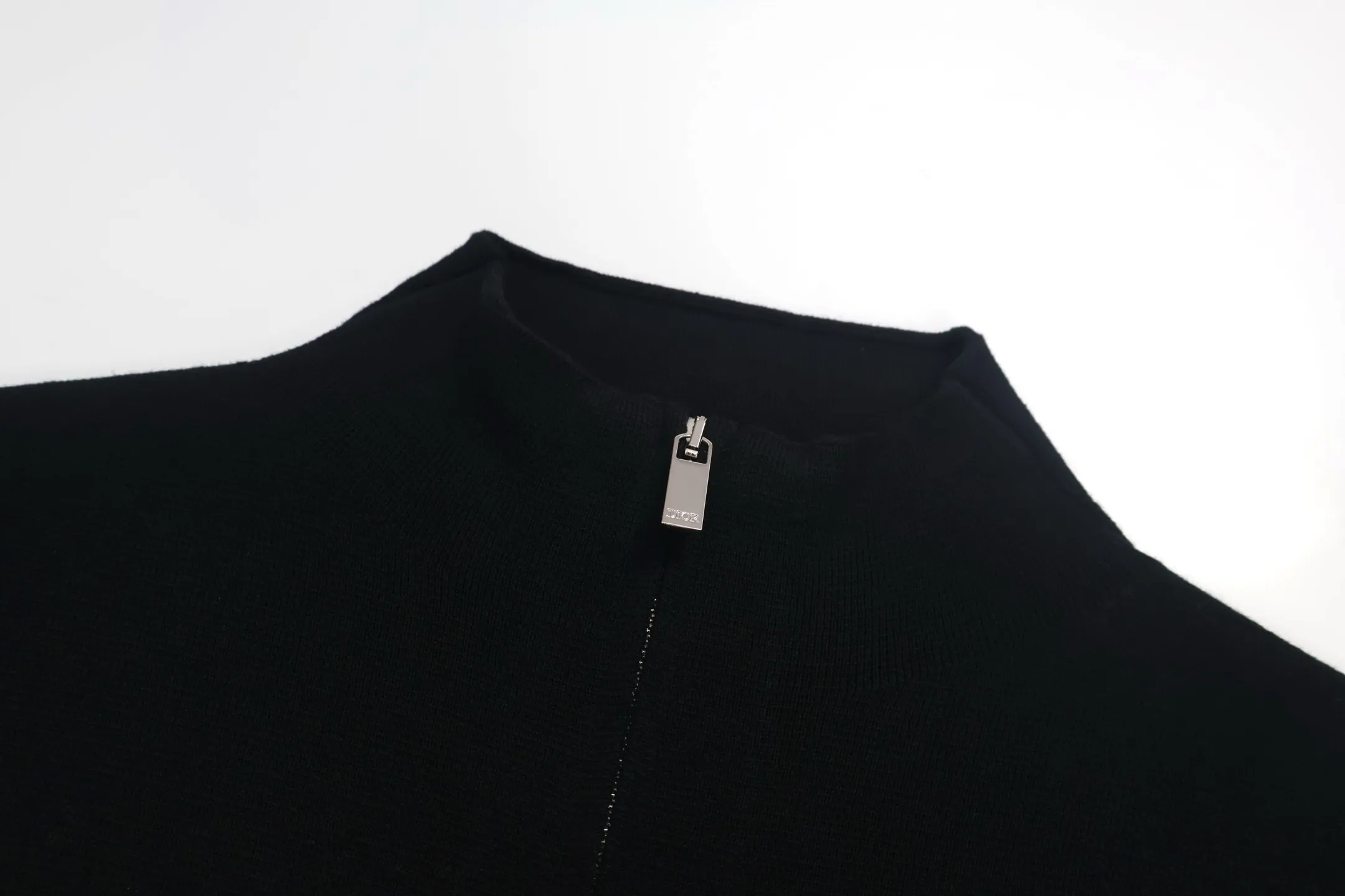 🅿️600 [Exclusive supply] CD chest logo zipper cardigan sweater (black) Original purchase and development of 14160, custom-woven and dyed 100% cashmere fabric, close-fitting, soft, silky and skin-friendly, without the feeling of wool pricking the skin. Knitted with a mixture of two stitches on a German 16-needle Stoll machine. Three standards of excipients are independently developed and customized. The three-dimensional logo pattern taped on the chest highlights the brand's charm. Size:S-M-L