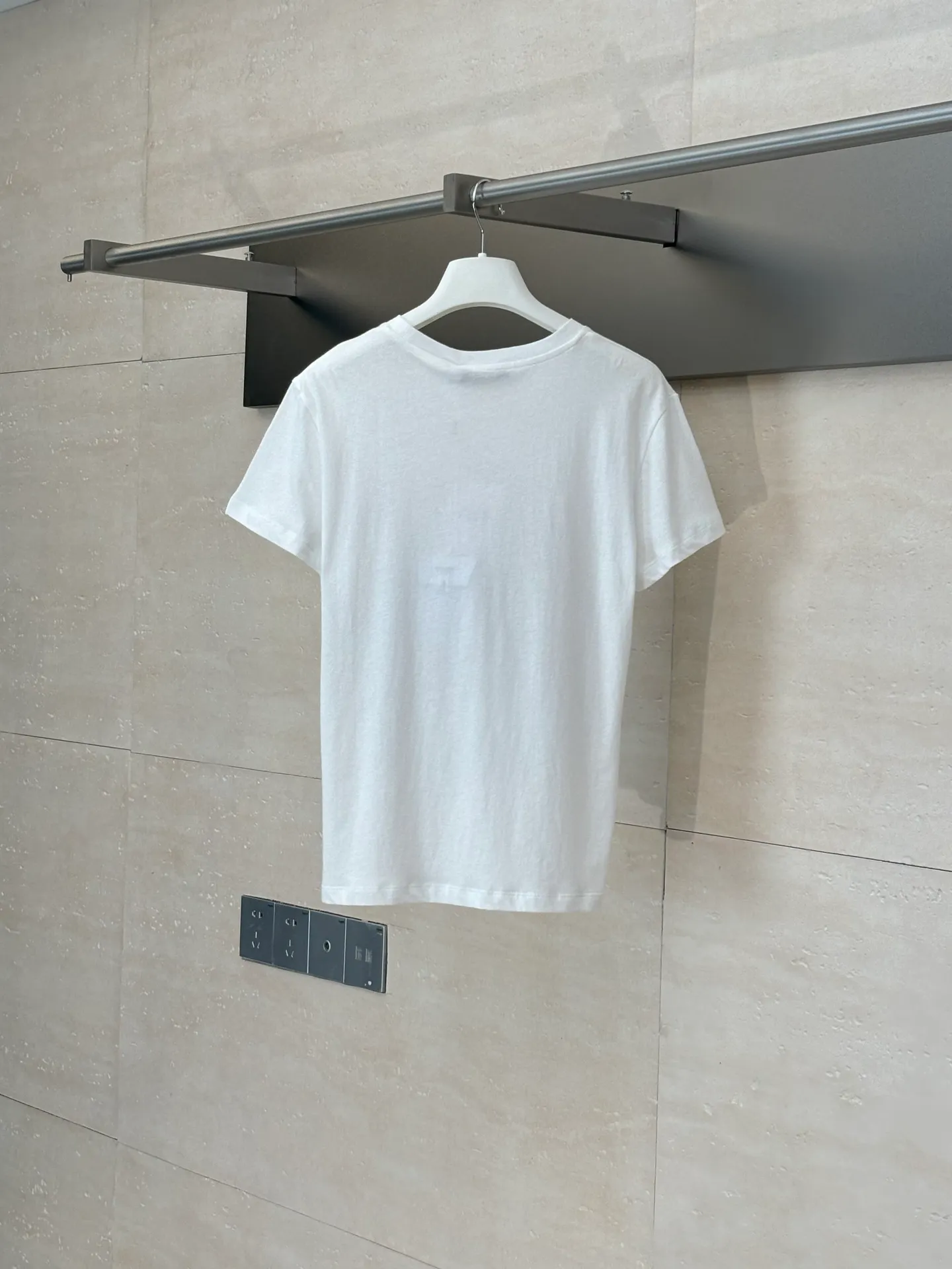 🅿️250 Dio*/Dior 25Ss new linen cotton printed butterfly forest style short-sleeved T-shirt. Made of imported linen cotton material, breathable, comfortable and full of texture. Regular short-sleeved T-shirt cut to highlight the brand style. Made of pure cotton with a slight stretch, showing a slimming visual effect. The natural style pattern of branches and leaves, flowers and butterfly forest is centered on the chest to create a fairy-like yet casual personality style. The brand's high-end design is full of sense, and it looks stylish when worn alone or paired with an inner layer. Size: S/M/L