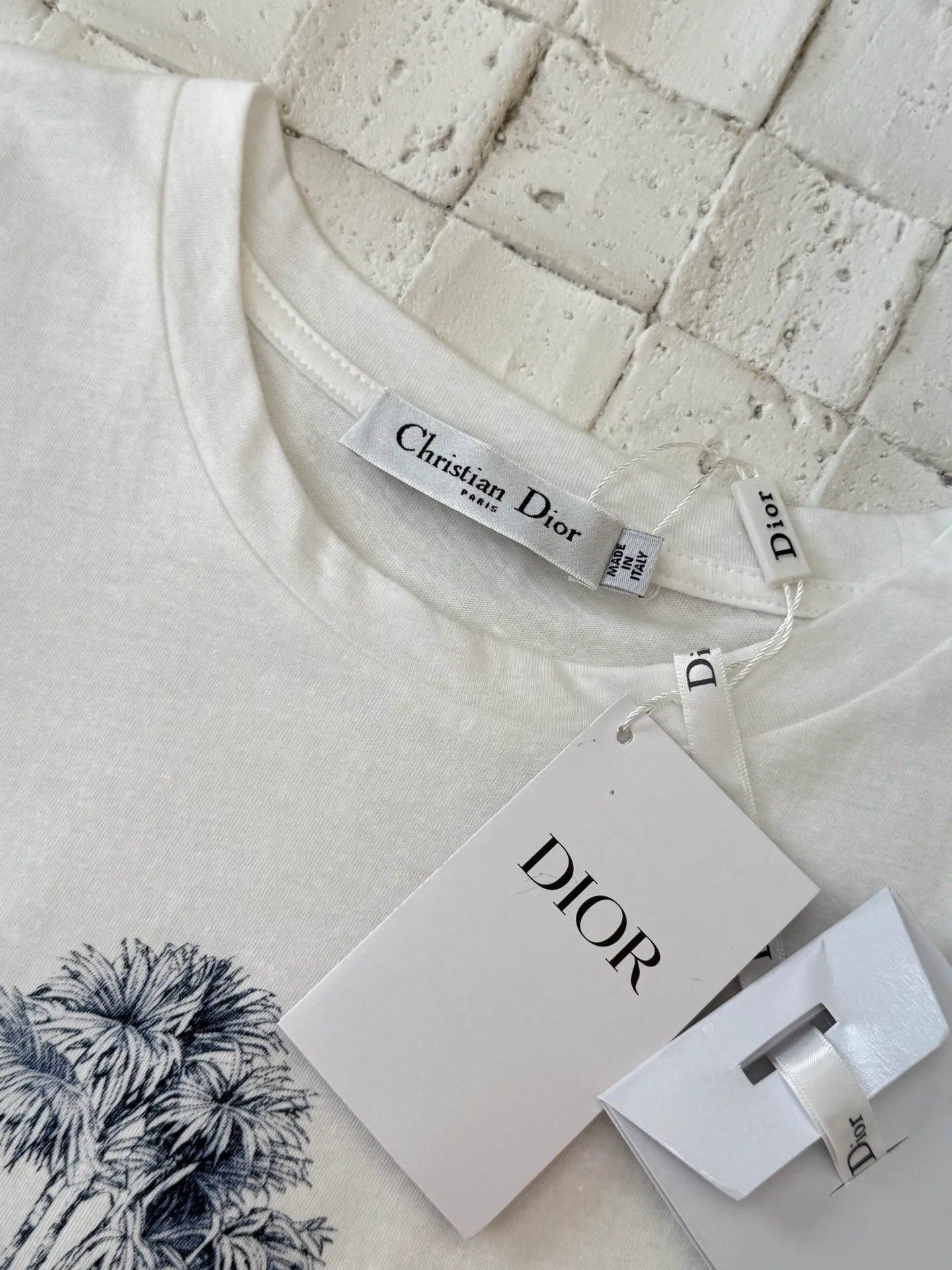🅿️250 Dio*/Dior 25Ss new linen cotton printed butterfly forest style short-sleeved T-shirt. Made of imported linen cotton material, breathable, comfortable and full of texture. Regular short-sleeved T-shirt cut to highlight the brand style. Made of pure cotton with a slight stretch, showing a slimming visual effect. The natural style pattern of branches and leaves, flowers and butterfly forest is centered on the chest to create a fairy-like yet casual personality style. The brand's high-end design is full of sense, and it looks stylish when worn alone or paired with an inner layer. Size: S/M/L