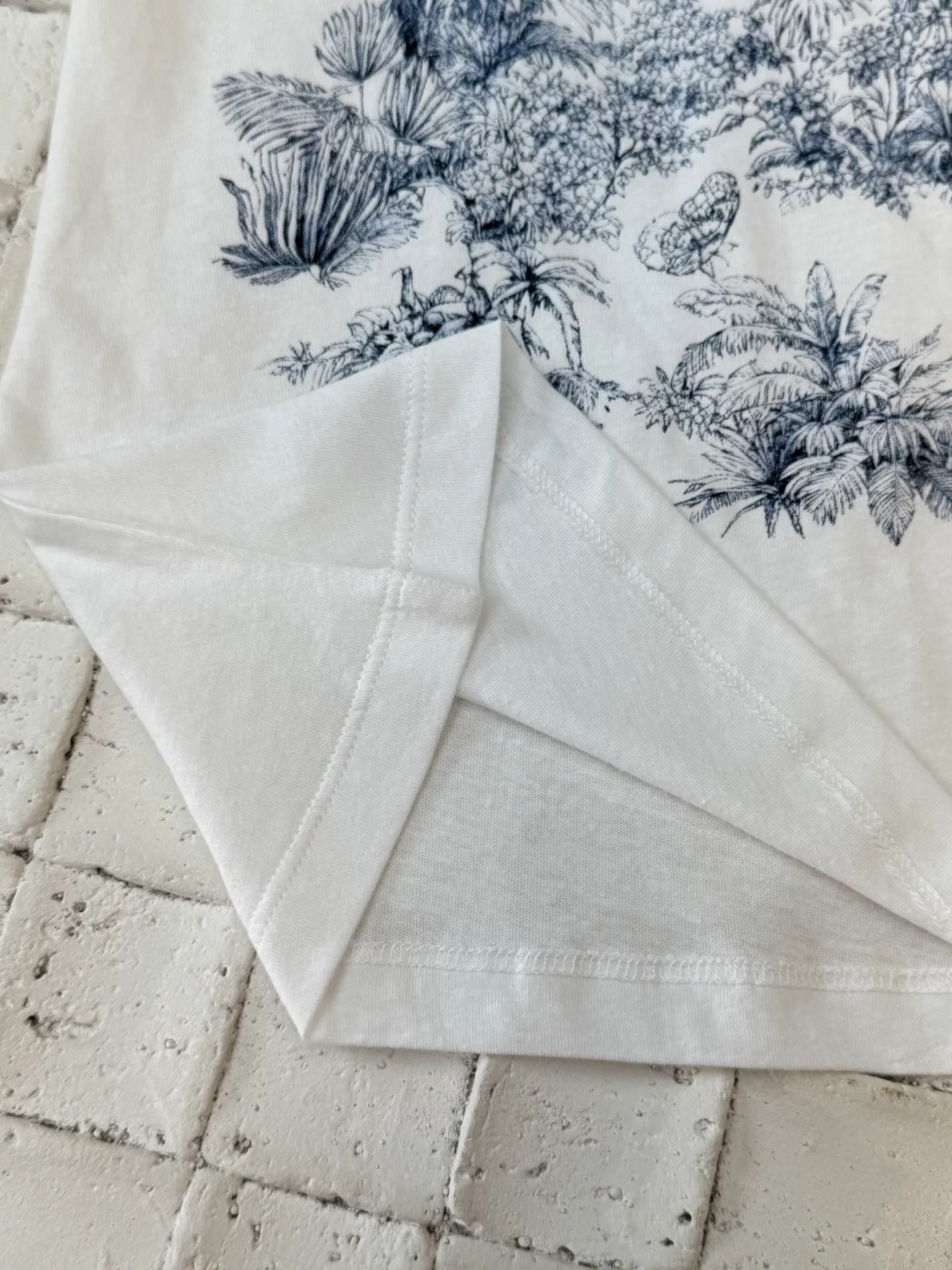 🅿️250 Dio*/Dior 25Ss new linen cotton printed butterfly forest style short-sleeved T-shirt. Made of imported linen cotton material, breathable, comfortable and full of texture. Regular short-sleeved T-shirt cut to highlight the brand style. Made of pure cotton with a slight stretch, showing a slimming visual effect. The natural style pattern of branches and leaves, flowers and butterfly forest is centered on the chest to create a fairy-like yet casual personality style. The brand's high-end design is full of sense, and it looks stylish when worn alone or paired with an inner layer. Size: S/M/L