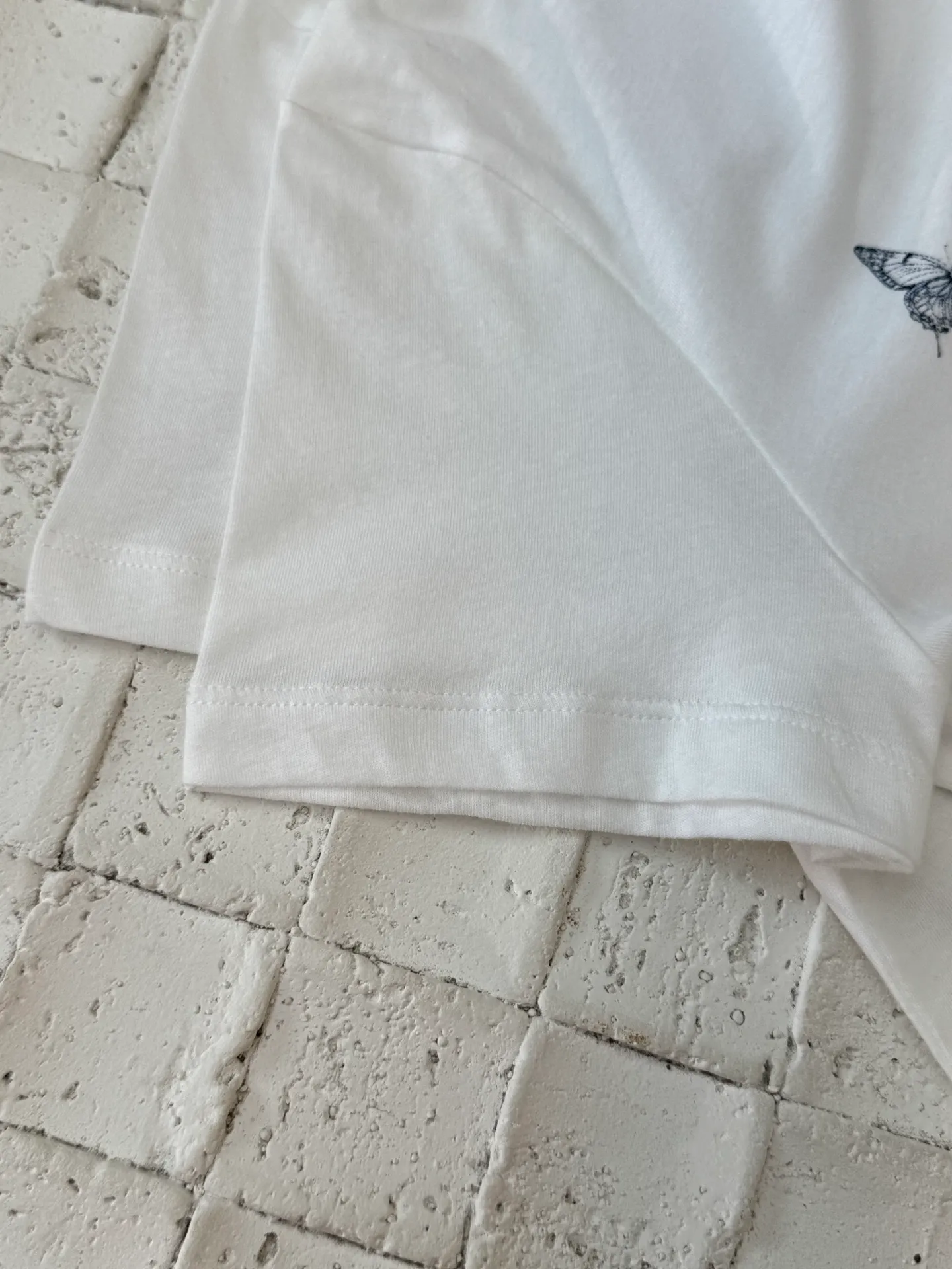 🅿️250 Dio*/Dior 25Ss new linen cotton printed butterfly forest style short-sleeved T-shirt. Made of imported linen cotton material, breathable, comfortable and full of texture. Regular short-sleeved T-shirt cut to highlight the brand style. Made of pure cotton with a slight stretch, showing a slimming visual effect. The natural style pattern of branches and leaves, flowers and butterfly forest is centered on the chest to create a fairy-like yet casual personality style. The brand's high-end design is full of sense, and it looks stylish when worn alone or paired with an inner layer. Size: S/M/L