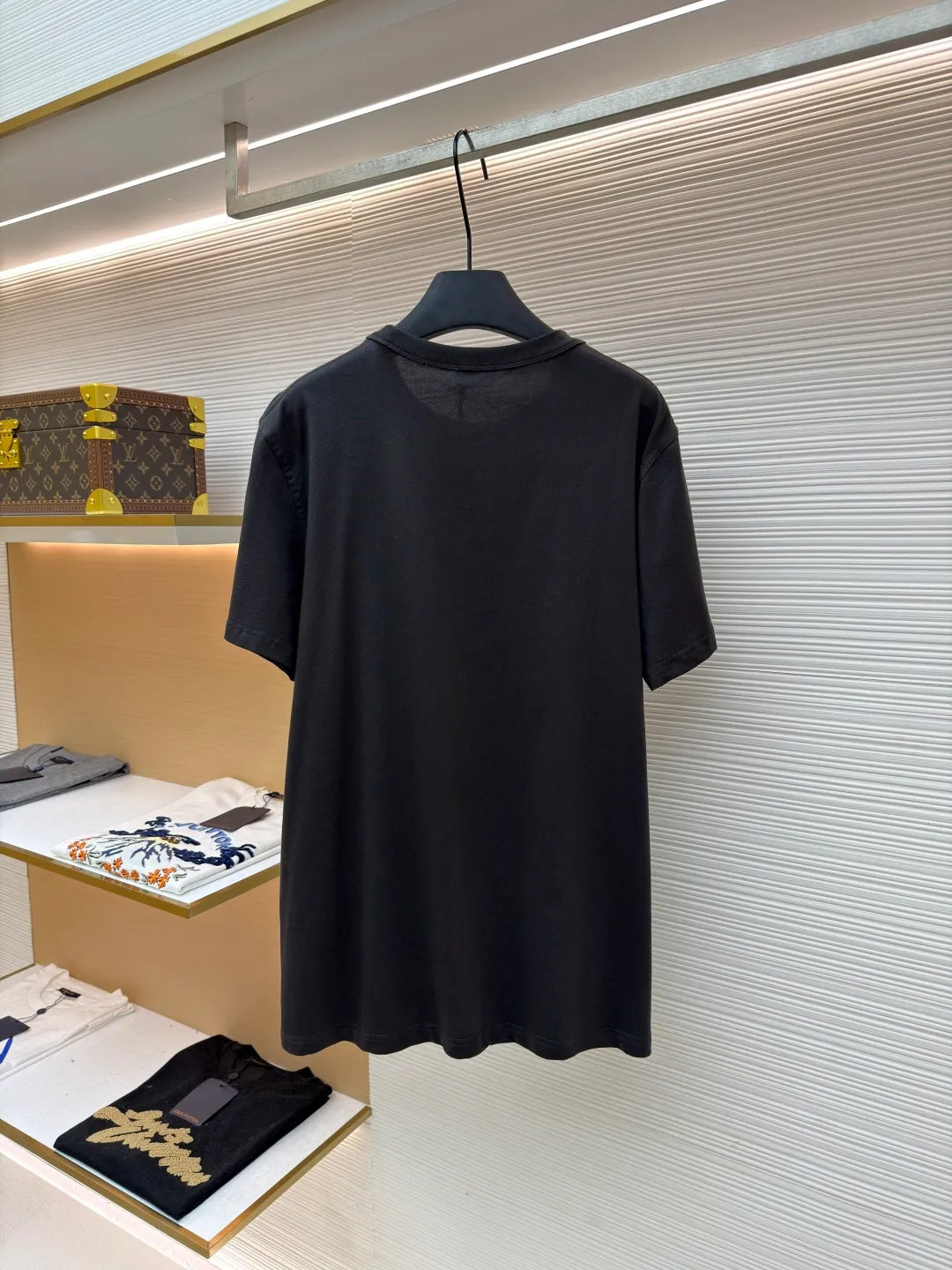Dior satin emblem round neck short sleeves ●Original version: purchased and developed by 7089 ●Item number: 1681694-A00 ●Fabric: cotton jersey fabric ●Technology: embroidery production ●Color: dark gray ●Version: fitted version ●Weight: about 200 grams ●Size: XS-S-M-L ●Description: The main body is made of 24-count special-spun compact cotton. The weight of 185g/㎡ is light to medium, ensuring the lightness, breathability and good drape of the T-shirt. It is suitable for both spring wear alone and as an inner layer. With 32 pieces of 1×1 rib, 300g/㎡. Its special spinning and compacting process means that compact spinning technology is used in the spinning process, which effectively reduces the hairiness of the yarn, making the yarn smoother and stronger. The woven fabric therefore has the advantages of compact structure, smooth surface, and resistance to pilling. The final dark gray tone is combined with the simple texture of jersey to create a high-end matte texture. Embroidery decoration in the form of satin ribbons, which are fixed on the fabric through special processing. The texture brought by this process is usually different from the woven texture and slight luster of the main knitted fabric. It forms a delicate and accessible visual and tactile focus on the matte dark gray base, enhancing the craftsmanship, design and uniqueness of the single product. The overall wiring is straight and delicate, the fabric is comfortable and soft, and the color is consistent without color difference. It can be matched with the same style to create a fashionable look and control various occasions. Customized accessories, complete with three standards, same style for men and women!