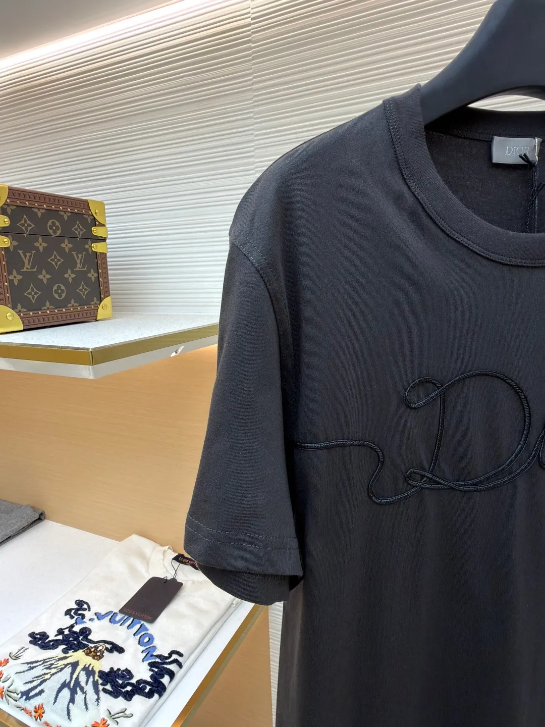 Dior satin emblem round neck short sleeves ●Original version: purchased and developed by 7089 ●Item number: 1681694-A00 ●Fabric: cotton jersey fabric ●Technology: embroidery production ●Color: dark gray ●Version: fitted version ●Weight: about 200 grams ●Size: XS-S-M-L ●Description: The main body is made of 24-count special-spun compact cotton. The weight of 185g/㎡ is light to medium, ensuring the lightness, breathability and good drape of the T-shirt. It is suitable for both spring wear alone and as an inner layer. With 32 pieces of 1×1 rib, 300g/㎡. Its special spinning and compacting process means that compact spinning technology is used in the spinning process, which effectively reduces the hairiness of the yarn, making the yarn smoother and stronger. The woven fabric therefore has the advantages of compact structure, smooth surface, and resistance to pilling. The final dark gray tone is combined with the simple texture of jersey to create a high-end matte texture. Embroidery decoration in the form of satin ribbons, which are fixed on the fabric through special processing. The texture brought by this process is usually different from the woven texture and slight luster of the main knitted fabric. It forms a delicate and accessible visual and tactile focus on the matte dark gray base, enhancing the craftsmanship, design and uniqueness of the single product. The overall wiring is straight and delicate, the fabric is comfortable and soft, and the color is consistent without color difference. It can be matched with the same style to create a fashionable look and control various occasions. Customized accessories, complete with three standards, same style for men and women!