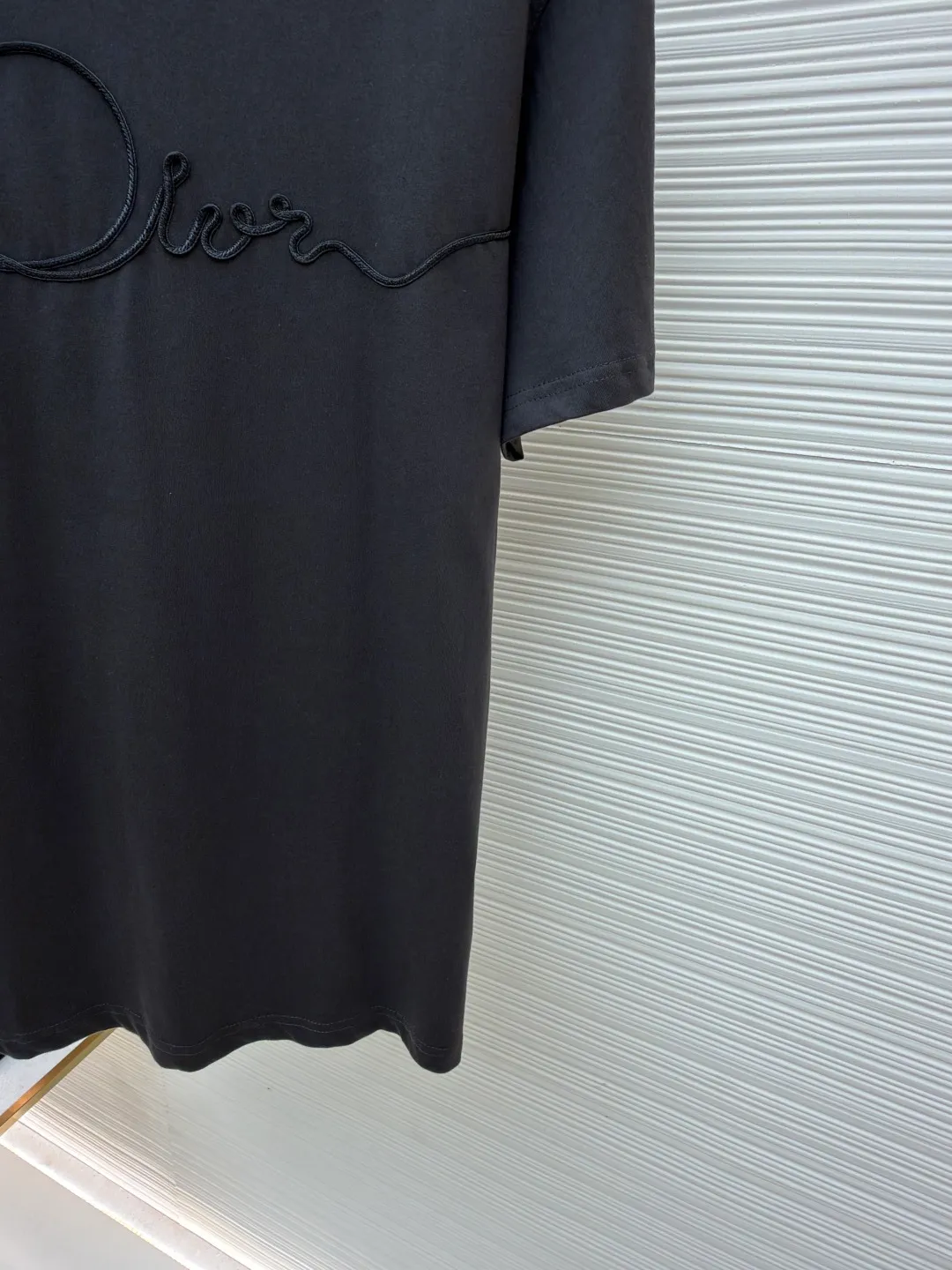 Dior satin emblem round neck short sleeves ●Original version: purchased and developed by 7089 ●Item number: 1681694-A00 ●Fabric: cotton jersey fabric ●Technology: embroidery production ●Color: dark gray ●Version: fitted version ●Weight: about 200 grams ●Size: XS-S-M-L ●Description: The main body is made of 24-count special-spun compact cotton. The weight of 185g/㎡ is light to medium, ensuring the lightness, breathability and good drape of the T-shirt. It is suitable for both spring wear alone and as an inner layer. With 32 pieces of 1×1 rib, 300g/㎡. Its special spinning and compacting process means that compact spinning technology is used in the spinning process, which effectively reduces the hairiness of the yarn, making the yarn smoother and stronger. The woven fabric therefore has the advantages of compact structure, smooth surface, and resistance to pilling. The final dark gray tone is combined with the simple texture of jersey to create a high-end matte texture. Embroidery decoration in the form of satin ribbons, which are fixed on the fabric through special processing. The texture brought by this process is usually different from the woven texture and slight luster of the main knitted fabric. It forms a delicate and accessible visual and tactile focus on the matte dark gray base, enhancing the craftsmanship, design and uniqueness of the single product. The overall wiring is straight and delicate, the fabric is comfortable and soft, and the color is consistent without color difference. It can be matched with the same style to create a fashionable look and control various occasions. Customized accessories, complete with three standards, same style for men and women!