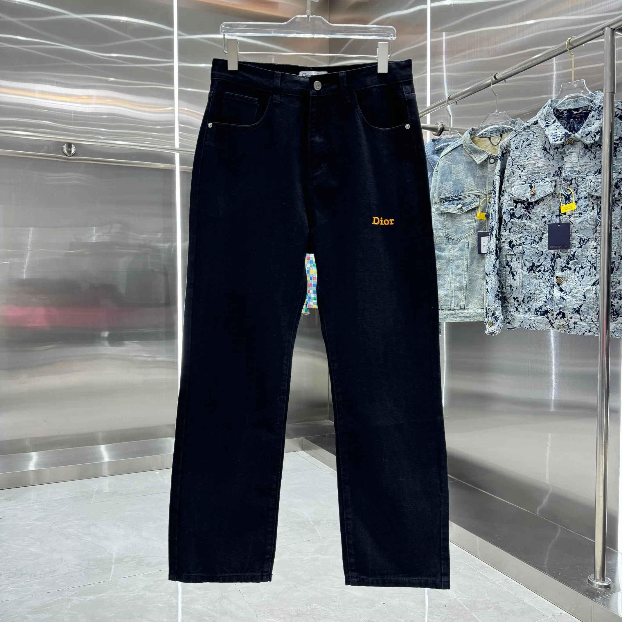 🅿️260 Dior 25 new products back pocket letter LOGO jeans! Specific latest brand leather label blockbuster item ~ private channel rare product! No matter from the pattern, fabric or small details of hardware accessories, you can't be picky! Customer-supplied hardware accessories Imported customer-supplied custom-woven denim and cotton fabrics, fashionable and individual. Super versatile and good-looking, a must-have style. Very good-looking Size: 28 30 32 34 36 Color: black