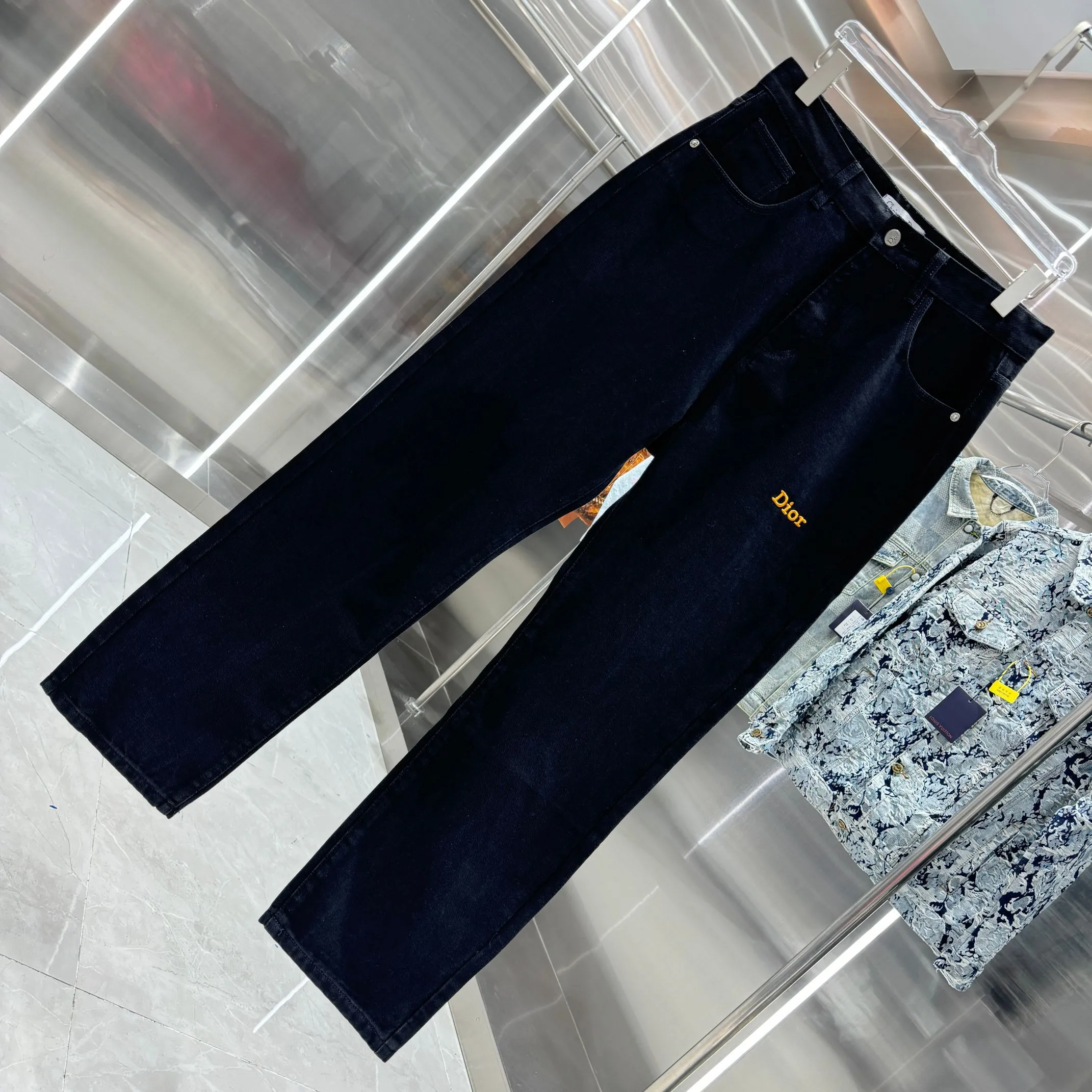 🅿️260 Dior 25 new products back pocket letter LOGO jeans! Specific latest brand leather label blockbuster item ~ private channel rare product! No matter from the pattern, fabric or small details of hardware accessories, you can't be picky! Customer-supplied hardware accessories Imported customer-supplied custom-woven denim and cotton fabrics, fashionable and individual. Super versatile and good-looking, a must-have style. Very good-looking Size: 28 30 32 34 36 Color: black