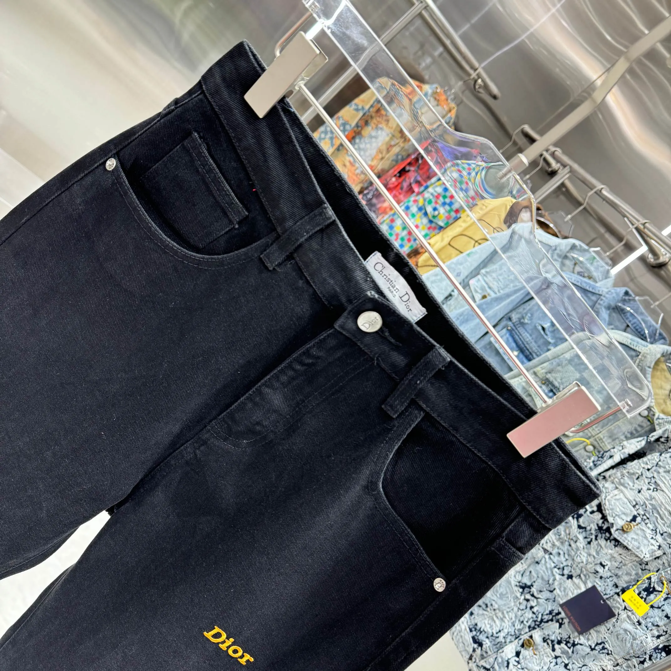 🅿️260 Dior 25 new products back pocket letter LOGO jeans! Specific latest brand leather label blockbuster item ~ private channel rare product! No matter from the pattern, fabric or small details of hardware accessories, you can't be picky! Customer-supplied hardware accessories Imported customer-supplied custom-woven denim and cotton fabrics, fashionable and individual. Super versatile and good-looking, a must-have style. Very good-looking Size: 28 30 32 34 36 Color: black
