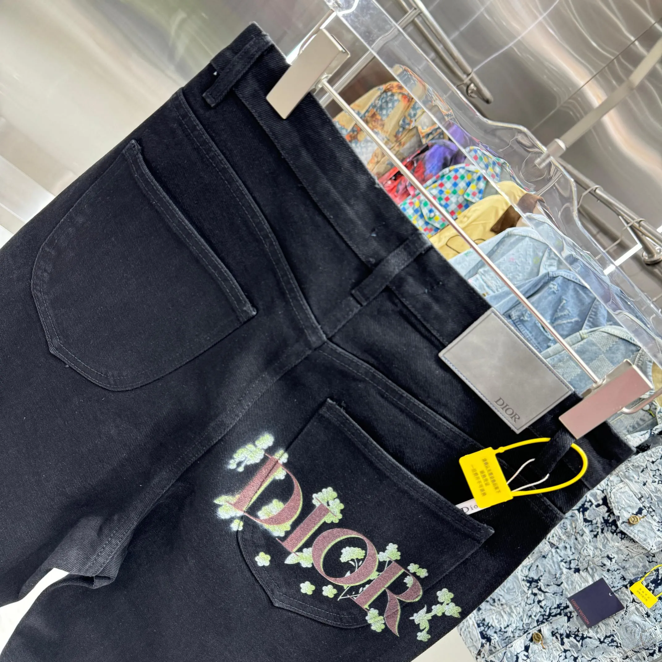🅿️260 Dior 25 new products back pocket letter LOGO jeans! Specific latest brand leather label blockbuster item ~ private channel rare product! No matter from the pattern, fabric or small details of hardware accessories, you can't be picky! Customer-supplied hardware accessories Imported customer-supplied custom-woven denim and cotton fabrics, fashionable and individual. Super versatile and good-looking, a must-have style. Very good-looking Size: 28 30 32 34 36 Color: black