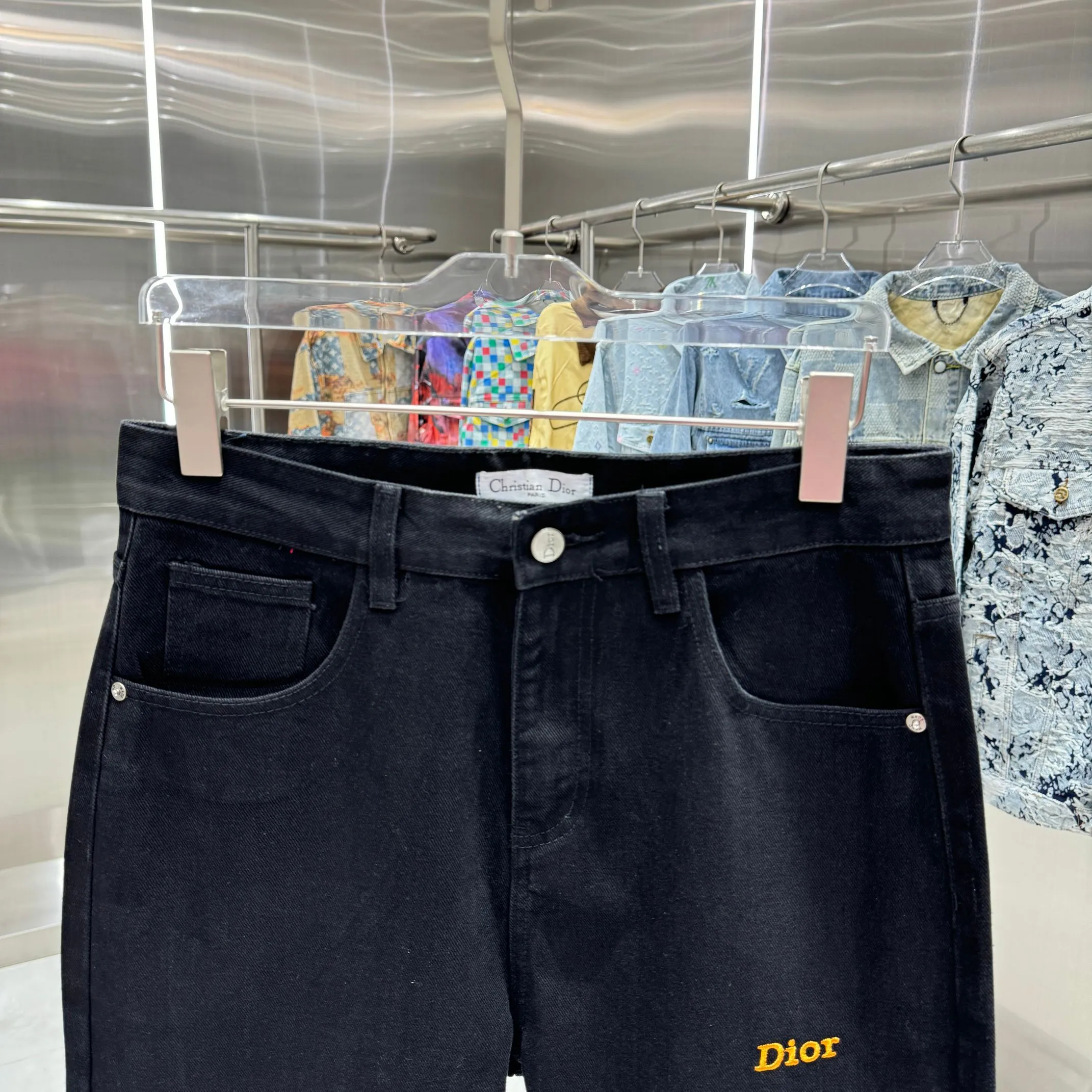 🅿️260 Dior 25 new products back pocket letter LOGO jeans! Specific latest brand leather label blockbuster item ~ private channel rare product! No matter from the pattern, fabric or small details of hardware accessories, you can't be picky! Customer-supplied hardware accessories Imported customer-supplied custom-woven denim and cotton fabrics, fashionable and individual. Super versatile and good-looking, a must-have style. Very good-looking Size: 28 30 32 34 36 Color: black