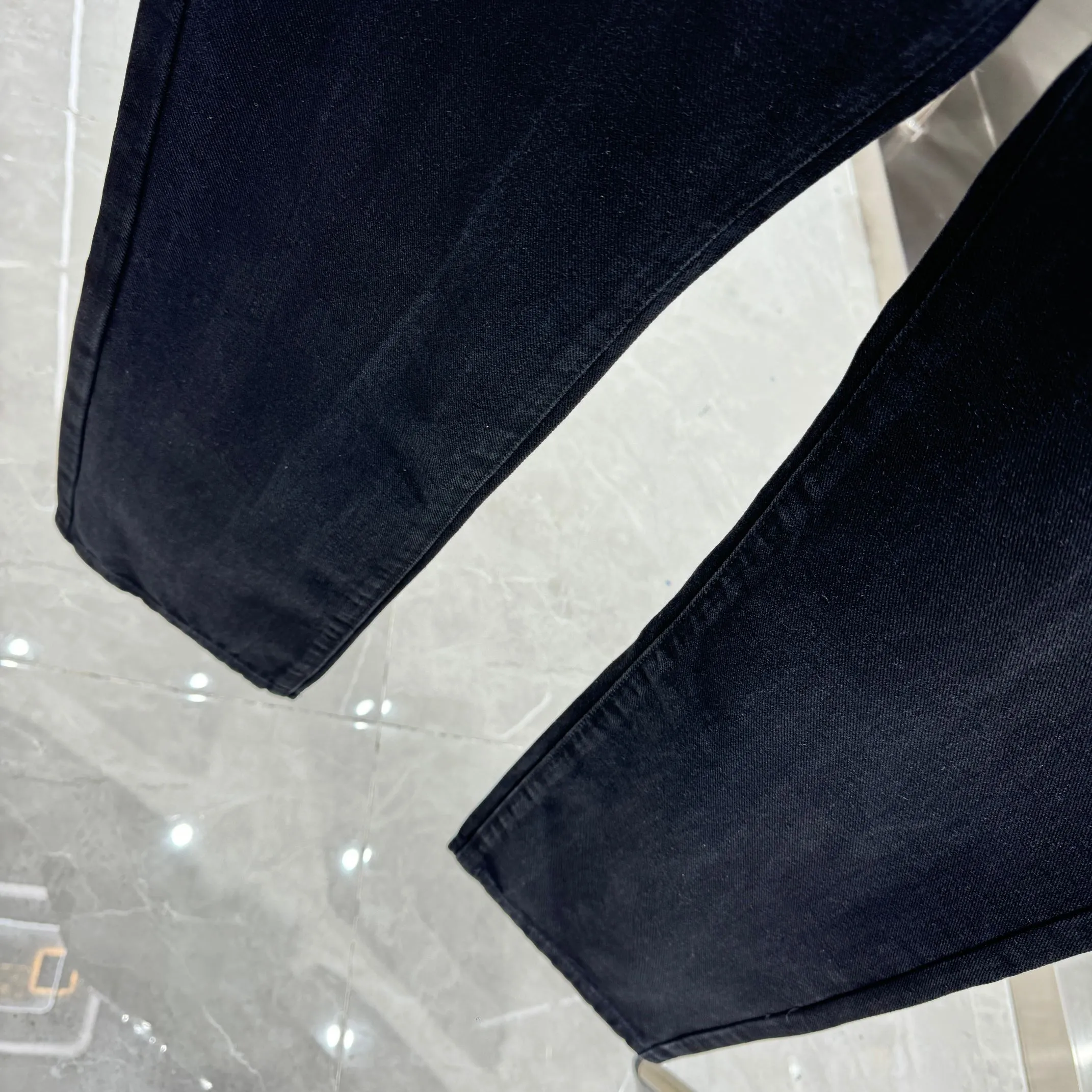 🅿️260 Dior 25 new products back pocket letter LOGO jeans! Specific latest brand leather label blockbuster item ~ private channel rare product! No matter from the pattern, fabric or small details of hardware accessories, you can't be picky! Customer-supplied hardware accessories Imported customer-supplied custom-woven denim and cotton fabrics, fashionable and individual. Super versatile and good-looking, a must-have style. Very good-looking Size: 28 30 32 34 36 Color: black