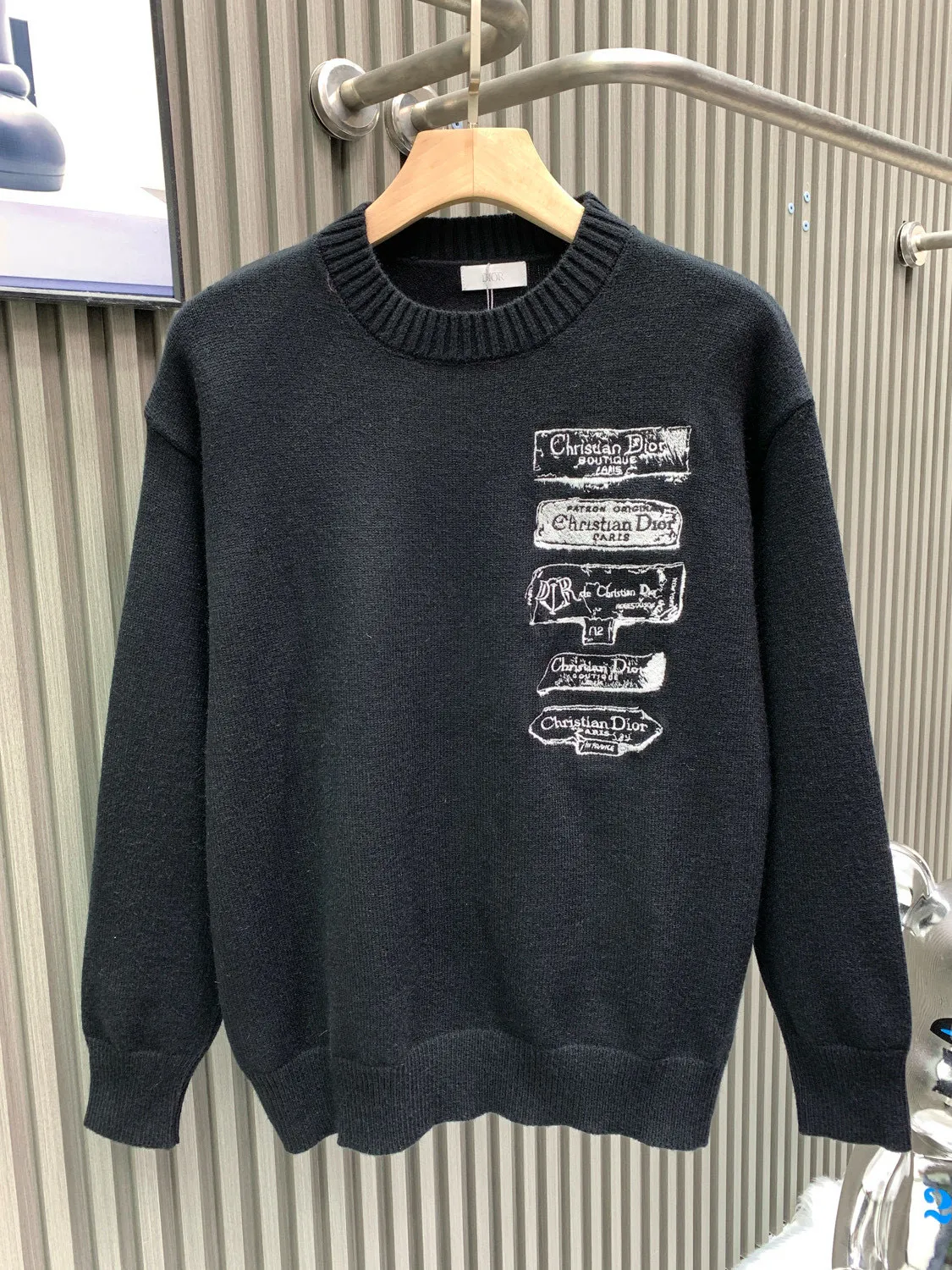 🅿️380 🀄️ DIOR Dr 25 early spring new specimen embroidered crew neck sweater ⚠️Original purchase price of ¥46,000 Sheep wool blended wool Embellished with Archives Labels on the chest embroidery Ribbed crew neck cuffs and hem Full set of accessories Sheep wool blended wool is made of 12S jacquard Sheep wool blended wool is a kind of mohair The fabric is made of a mixture of nylon and sheep wool. The wool itself has good thermal insulation properties. It still maintains the fiber structure after blending, giving it a soft and comfortable touch. The fabric has good elasticity, is soft and smooth, and has high gloss. It combines the wear resistance of multiple fibers to make the fabric more durable. It has moisture absorption, breathability, antibacterial, anti-wrinkle and other properties, extending its service life. The chest is decorated with Archives Labels embroidery. The water-soluble vacuum embroidery process is a unique embroidery technology. Use water-soluble non-woven fabric as the base fabric, embroider the pattern with a computer embroidery machine, use vacuum equipment to fix the embroidery work, and adjust the vacuum level to show different three-dimensional effects. Put the fixed embroidery work in hot water to dissolve the water-soluble base fabric, leaving a three-dimensional embroidery pattern. Special washing process creates a soft feel. The whole body is made of high-elastic silk for garment linkage. The special washing process makes the body of the garment elastic, and will not cause the clothes to become loose during the washing process. Delicate feel The tighter weave is less prone to pilling than sweaters with loose weaves. The yarn feels soft and waxy, skin-friendly and gentle. A special washing process is used to soften the fabric. At the same time, the entire garment is connected with high elastic yarn, making the garment feel fluffy and soft without affecting the overall shape effect.