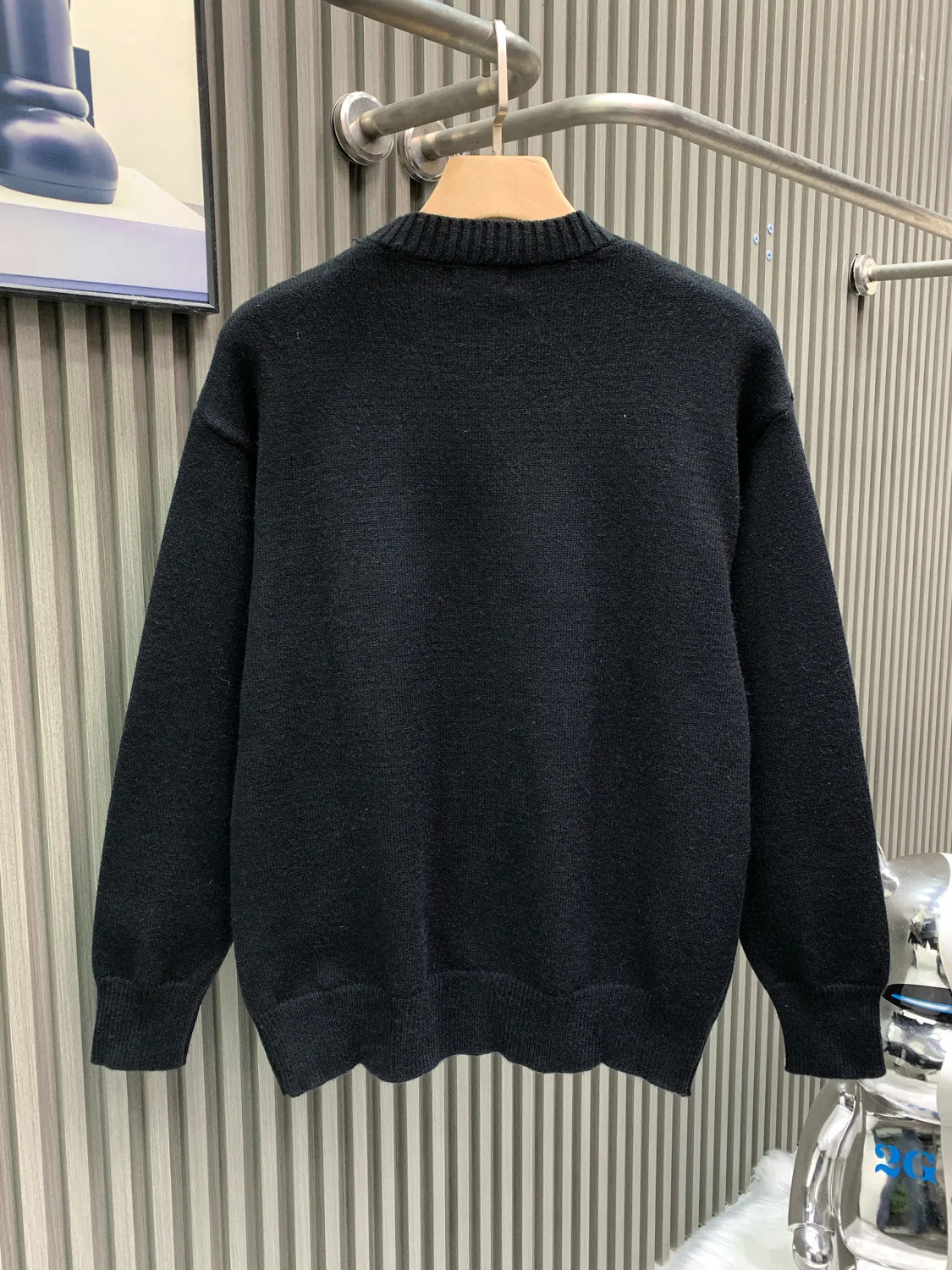 🅿️380 🀄️ DIOR Dr 25 early spring new specimen embroidered crew neck sweater ⚠️Original purchase price of ¥46,000 Sheep wool blended wool Embellished with Archives Labels on the chest embroidery Ribbed crew neck cuffs and hem Full set of accessories Sheep wool blended wool is made of 12S jacquard Sheep wool blended wool is a kind of mohair The fabric is made of a mixture of nylon and sheep wool. The wool itself has good thermal insulation properties. It still maintains the fiber structure after blending, giving it a soft and comfortable touch. The fabric has good elasticity, is soft and smooth, and has high gloss. It combines the wear resistance of multiple fibers to make the fabric more durable. It has moisture absorption, breathability, antibacterial, anti-wrinkle and other properties, extending its service life. The chest is decorated with Archives Labels embroidery. The water-soluble vacuum embroidery process is a unique embroidery technology. Use water-soluble non-woven fabric as the base fabric, embroider the pattern with a computer embroidery machine, use vacuum equipment to fix the embroidery work, and adjust the vacuum level to show different three-dimensional effects. Put the fixed embroidery work in hot water to dissolve the water-soluble base fabric, leaving a three-dimensional embroidery pattern. Special washing process creates a soft feel. The whole body is made of high-elastic silk for garment linkage. The special washing process makes the body of the garment elastic, and will not cause the clothes to become loose during the washing process. Delicate feel The tighter weave is less prone to pilling than sweaters with loose weaves. The yarn feels soft and waxy, skin-friendly and gentle. A special washing process is used to soften the fabric. At the same time, the entire garment is connected with high elastic yarn, making the garment feel fluffy and soft without affecting the overall shape effect.