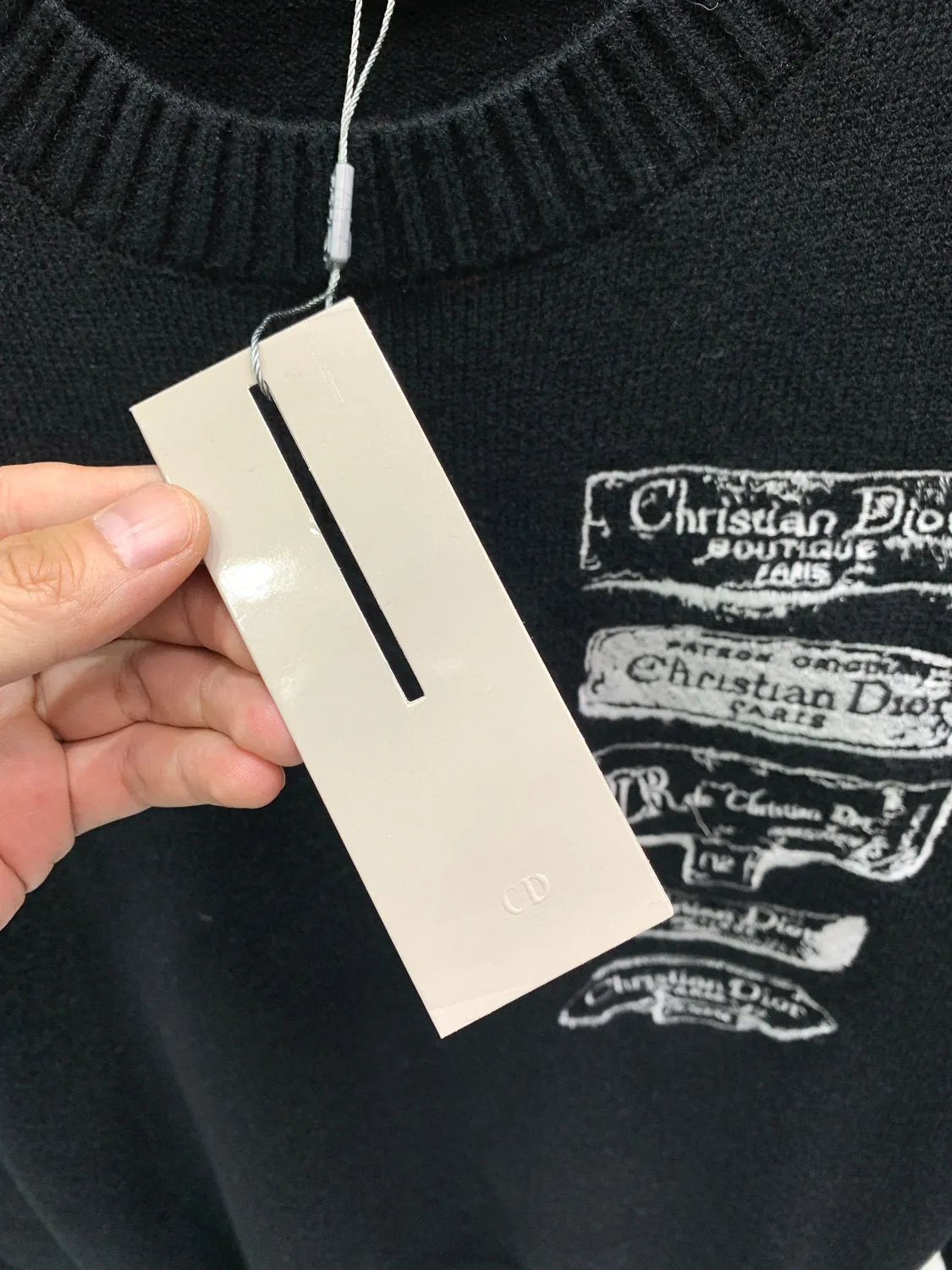 🅿️380 🀄️ DIOR Dr 25 early spring new specimen embroidered crew neck sweater ⚠️Original purchase price of ¥46,000 Sheep wool blended wool Embellished with Archives Labels on the chest embroidery Ribbed crew neck cuffs and hem Full set of accessories Sheep wool blended wool is made of 12S jacquard Sheep wool blended wool is a kind of mohair The fabric is made of a mixture of nylon and sheep wool. The wool itself has good thermal insulation properties. It still maintains the fiber structure after blending, giving it a soft and comfortable touch. The fabric has good elasticity, is soft and smooth, and has high gloss. It combines the wear resistance of multiple fibers to make the fabric more durable. It has moisture absorption, breathability, antibacterial, anti-wrinkle and other properties, extending its service life. The chest is decorated with Archives Labels embroidery. The water-soluble vacuum embroidery process is a unique embroidery technology. Use water-soluble non-woven fabric as the base fabric, embroider the pattern with a computer embroidery machine, use vacuum equipment to fix the embroidery work, and adjust the vacuum level to show different three-dimensional effects. Put the fixed embroidery work in hot water to dissolve the water-soluble base fabric, leaving a three-dimensional embroidery pattern. Special washing process creates a soft feel. The whole body is made of high-elastic silk for garment linkage. The special washing process makes the body of the garment elastic, and will not cause the clothes to become loose during the washing process. Delicate feel The tighter weave is less prone to pilling than sweaters with loose weaves. The yarn feels soft and waxy, skin-friendly and gentle. A special washing process is used to soften the fabric. At the same time, the entire garment is connected with high elastic yarn, making the garment feel fluffy and soft without affecting the overall shape effect.