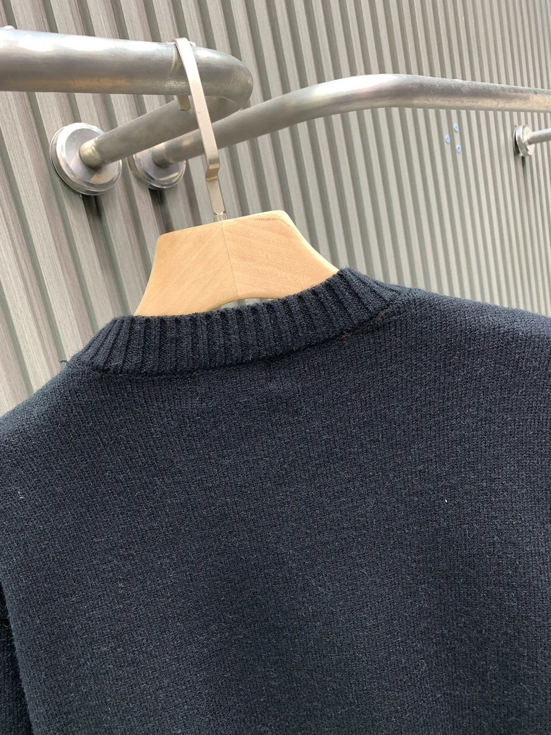 🅿️380 🀄️ DIOR Dr 25 early spring new specimen embroidered crew neck sweater ⚠️Original purchase price of ¥46,000 Sheep wool blended wool Embellished with Archives Labels on the chest embroidery Ribbed crew neck cuffs and hem Full set of accessories Sheep wool blended wool is made of 12S jacquard Sheep wool blended wool is a kind of mohair The fabric is made of a mixture of nylon and sheep wool. The wool itself has good thermal insulation properties. It still maintains the fiber structure after blending, giving it a soft and comfortable touch. The fabric has good elasticity, is soft and smooth, and has high gloss. It combines the wear resistance of multiple fibers to make the fabric more durable. It has moisture absorption, breathability, antibacterial, anti-wrinkle and other properties, extending its service life. The chest is decorated with Archives Labels embroidery. The water-soluble vacuum embroidery process is a unique embroidery technology. Use water-soluble non-woven fabric as the base fabric, embroider the pattern with a computer embroidery machine, use vacuum equipment to fix the embroidery work, and adjust the vacuum level to show different three-dimensional effects. Put the fixed embroidery work in hot water to dissolve the water-soluble base fabric, leaving a three-dimensional embroidery pattern. Special washing process creates a soft feel. The whole body is made of high-elastic silk for garment linkage. The special washing process makes the body of the garment elastic, and will not cause the clothes to become loose during the washing process. Delicate feel The tighter weave is less prone to pilling than sweaters with loose weaves. The yarn feels soft and waxy, skin-friendly and gentle. A special washing process is used to soften the fabric. At the same time, the entire garment is connected with high elastic yarn, making the garment feel fluffy and soft without affecting the overall shape effect.