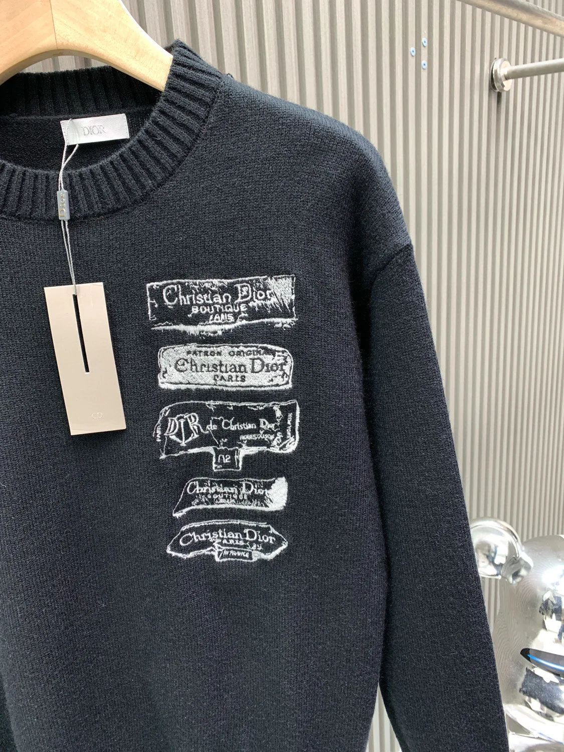 🅿️380 🀄️ DIOR Dr 25 early spring new specimen embroidered crew neck sweater ⚠️Original purchase price of ¥46,000 Sheep wool blended wool Embellished with Archives Labels on the chest embroidery Ribbed crew neck cuffs and hem Full set of accessories Sheep wool blended wool is made of 12S jacquard Sheep wool blended wool is a kind of mohair The fabric is made of a mixture of nylon and sheep wool. The wool itself has good thermal insulation properties. It still maintains the fiber structure after blending, giving it a soft and comfortable touch. The fabric has good elasticity, is soft and smooth, and has high gloss. It combines the wear resistance of multiple fibers to make the fabric more durable. It has moisture absorption, breathability, antibacterial, anti-wrinkle and other properties, extending its service life. The chest is decorated with Archives Labels embroidery. The water-soluble vacuum embroidery process is a unique embroidery technology. Use water-soluble non-woven fabric as the base fabric, embroider the pattern with a computer embroidery machine, use vacuum equipment to fix the embroidery work, and adjust the vacuum level to show different three-dimensional effects. Put the fixed embroidery work in hot water to dissolve the water-soluble base fabric, leaving a three-dimensional embroidery pattern. Special washing process creates a soft feel. The whole body is made of high-elastic silk for garment linkage. The special washing process makes the body of the garment elastic, and will not cause the clothes to become loose during the washing process. Delicate feel The tighter weave is less prone to pilling than sweaters with loose weaves. The yarn feels soft and waxy, skin-friendly and gentle. A special washing process is used to soften the fabric. At the same time, the entire garment is connected with high elastic yarn, making the garment feel fluffy and soft without affecting the overall shape effect.