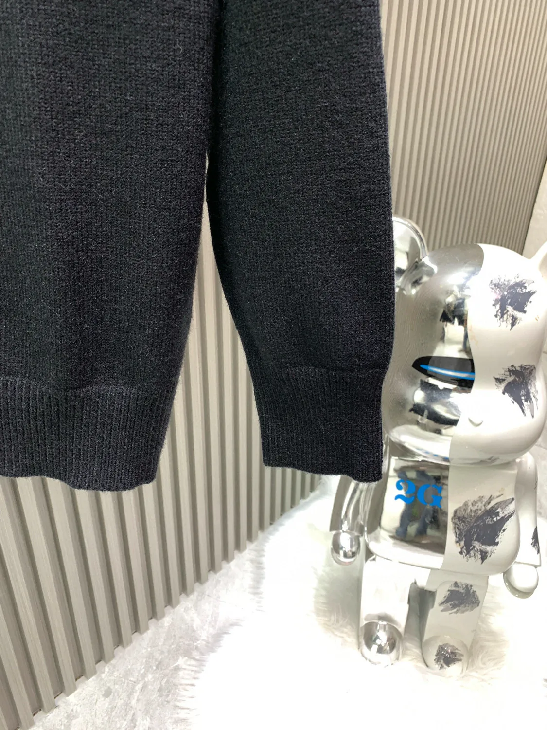 🅿️380 🀄️ DIOR Dr 25 early spring new specimen embroidered crew neck sweater ⚠️Original purchase price of ¥46,000 Sheep wool blended wool Embellished with Archives Labels on the chest embroidery Ribbed crew neck cuffs and hem Full set of accessories Sheep wool blended wool is made of 12S jacquard Sheep wool blended wool is a kind of mohair The fabric is made of a mixture of nylon and sheep wool. The wool itself has good thermal insulation properties. It still maintains the fiber structure after blending, giving it a soft and comfortable touch. The fabric has good elasticity, is soft and smooth, and has high gloss. It combines the wear resistance of multiple fibers to make the fabric more durable. It has moisture absorption, breathability, antibacterial, anti-wrinkle and other properties, extending its service life. The chest is decorated with Archives Labels embroidery. The water-soluble vacuum embroidery process is a unique embroidery technology. Use water-soluble non-woven fabric as the base fabric, embroider the pattern with a computer embroidery machine, use vacuum equipment to fix the embroidery work, and adjust the vacuum level to show different three-dimensional effects. Put the fixed embroidery work in hot water to dissolve the water-soluble base fabric, leaving a three-dimensional embroidery pattern. Special washing process creates a soft feel. The whole body is made of high-elastic silk for garment linkage. The special washing process makes the body of the garment elastic, and will not cause the clothes to become loose during the washing process. Delicate feel The tighter weave is less prone to pilling than sweaters with loose weaves. The yarn feels soft and waxy, skin-friendly and gentle. A special washing process is used to soften the fabric. At the same time, the entire garment is connected with high elastic yarn, making the garment feel fluffy and soft without affecting the overall shape effect.
