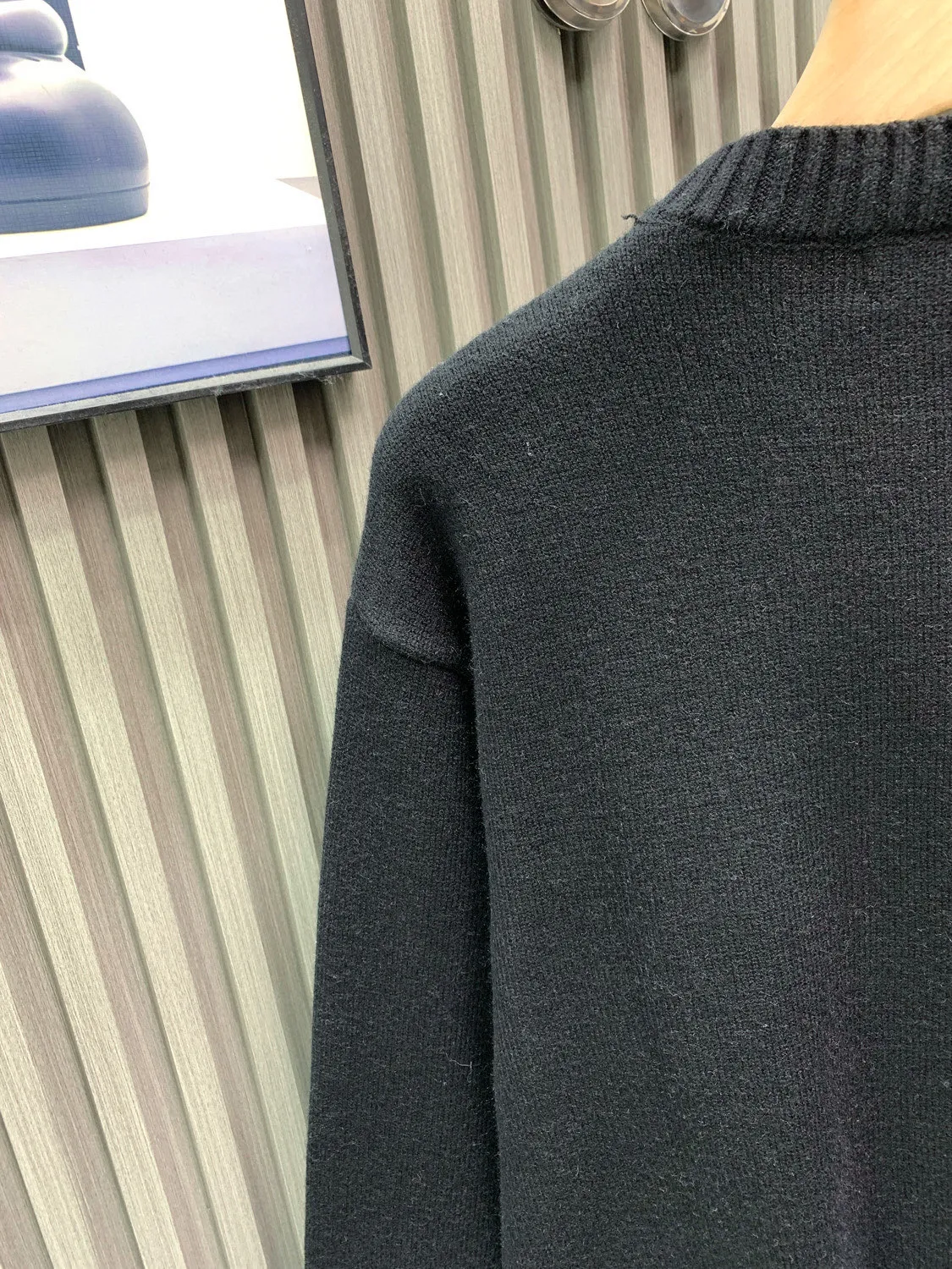🅿️380 🀄️ DIOR Dr 25 early spring new specimen embroidered crew neck sweater ⚠️Original purchase price of ¥46,000 Sheep wool blended wool Embellished with Archives Labels on the chest embroidery Ribbed crew neck cuffs and hem Full set of accessories Sheep wool blended wool is made of 12S jacquard Sheep wool blended wool is a kind of mohair The fabric is made of a mixture of nylon and sheep wool. The wool itself has good thermal insulation properties. It still maintains the fiber structure after blending, giving it a soft and comfortable touch. The fabric has good elasticity, is soft and smooth, and has high gloss. It combines the wear resistance of multiple fibers to make the fabric more durable. It has moisture absorption, breathability, antibacterial, anti-wrinkle and other properties, extending its service life. The chest is decorated with Archives Labels embroidery. The water-soluble vacuum embroidery process is a unique embroidery technology. Use water-soluble non-woven fabric as the base fabric, embroider the pattern with a computer embroidery machine, use vacuum equipment to fix the embroidery work, and adjust the vacuum level to show different three-dimensional effects. Put the fixed embroidery work in hot water to dissolve the water-soluble base fabric, leaving a three-dimensional embroidery pattern. Special washing process creates a soft feel. The whole body is made of high-elastic silk for garment linkage. The special washing process makes the body of the garment elastic, and will not cause the clothes to become loose during the washing process. Delicate feel The tighter weave is less prone to pilling than sweaters with loose weaves. The yarn feels soft and waxy, skin-friendly and gentle. A special washing process is used to soften the fabric. At the same time, the entire garment is connected with high elastic yarn, making the garment feel fluffy and soft without affecting the overall shape effect.