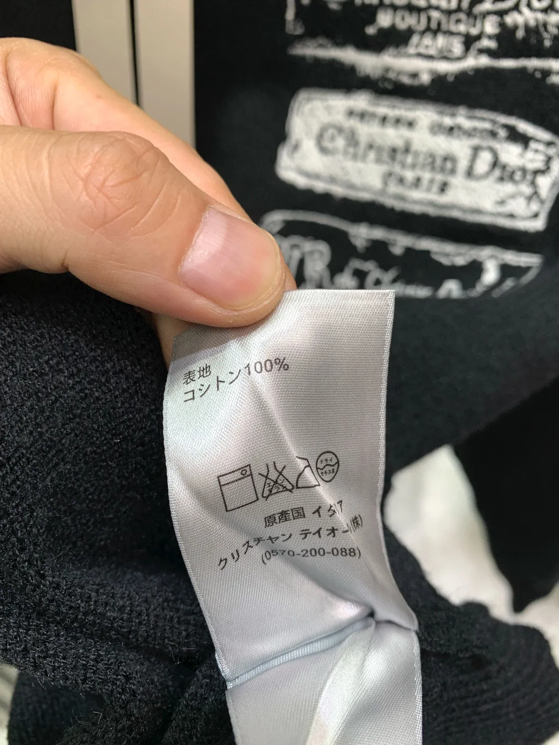 🅿️380 🀄️ DIOR Dr 25 early spring new specimen embroidered crew neck sweater ⚠️Original purchase price of ¥46,000 Sheep wool blended wool Embellished with Archives Labels on the chest embroidery Ribbed crew neck cuffs and hem Full set of accessories Sheep wool blended wool is made of 12S jacquard Sheep wool blended wool is a kind of mohair The fabric is made of a mixture of nylon and sheep wool. The wool itself has good thermal insulation properties. It still maintains the fiber structure after blending, giving it a soft and comfortable touch. The fabric has good elasticity, is soft and smooth, and has high gloss. It combines the wear resistance of multiple fibers to make the fabric more durable. It has moisture absorption, breathability, antibacterial, anti-wrinkle and other properties, extending its service life. The chest is decorated with Archives Labels embroidery. The water-soluble vacuum embroidery process is a unique embroidery technology. Use water-soluble non-woven fabric as the base fabric, embroider the pattern with a computer embroidery machine, use vacuum equipment to fix the embroidery work, and adjust the vacuum level to show different three-dimensional effects. Put the fixed embroidery work in hot water to dissolve the water-soluble base fabric, leaving a three-dimensional embroidery pattern. Special washing process creates a soft feel. The whole body is made of high-elastic silk for garment linkage. The special washing process makes the body of the garment elastic, and will not cause the clothes to become loose during the washing process. Delicate feel The tighter weave is less prone to pilling than sweaters with loose weaves. The yarn feels soft and waxy, skin-friendly and gentle. A special washing process is used to soften the fabric. At the same time, the entire garment is connected with high elastic yarn, making the garment feel fluffy and soft without affecting the overall shape effect.