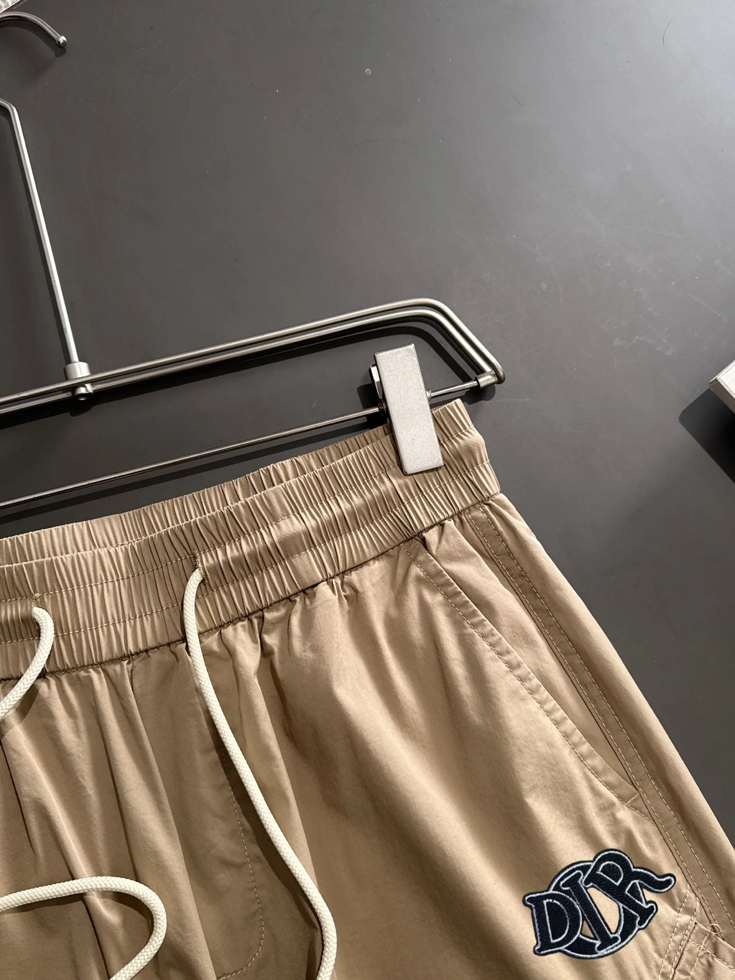 🅿️380 next day shipping Dior 2025 spring and summer new elastic band casual pants, thin counter custom fabrics, high breathability and comfort, impeccable details, brand element design concept, reflecting high quality. It feels delicate and soft! It presents a casual cut and the upper body shape is great! Size: M-4XL