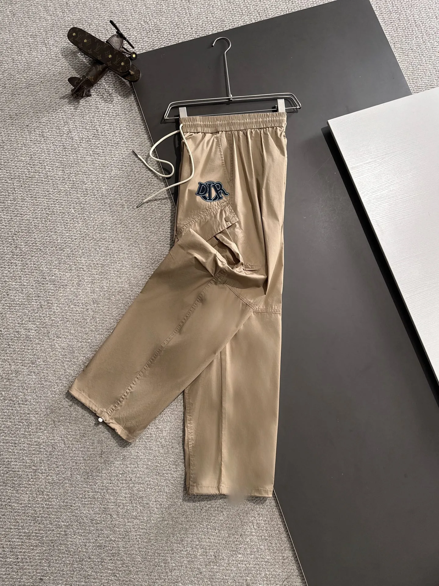 🅿️380 next day shipping Dior 2025 spring and summer new elastic band casual pants, thin counter custom fabrics, high breathability and comfort, impeccable details, brand element design concept, reflecting high quality. It feels delicate and soft! It presents a casual cut and the upper body shape is great! Size: M-4XL