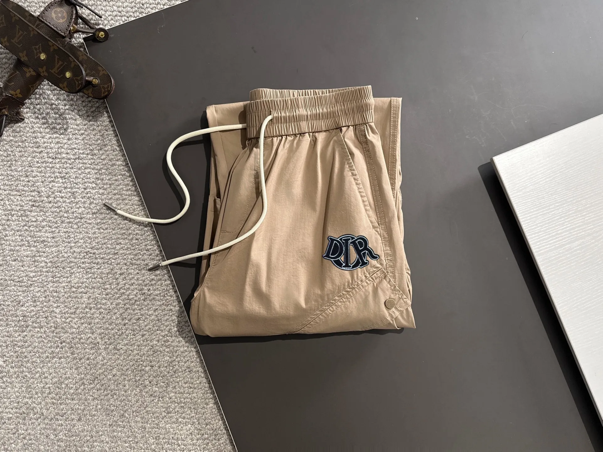 🅿️380 next day shipping Dior 2025 spring and summer new elastic band casual pants, thin counter custom fabrics, high breathability and comfort, impeccable details, brand element design concept, reflecting high quality. It feels delicate and soft! It presents a casual cut and the upper body shape is great! Size: M-4XL