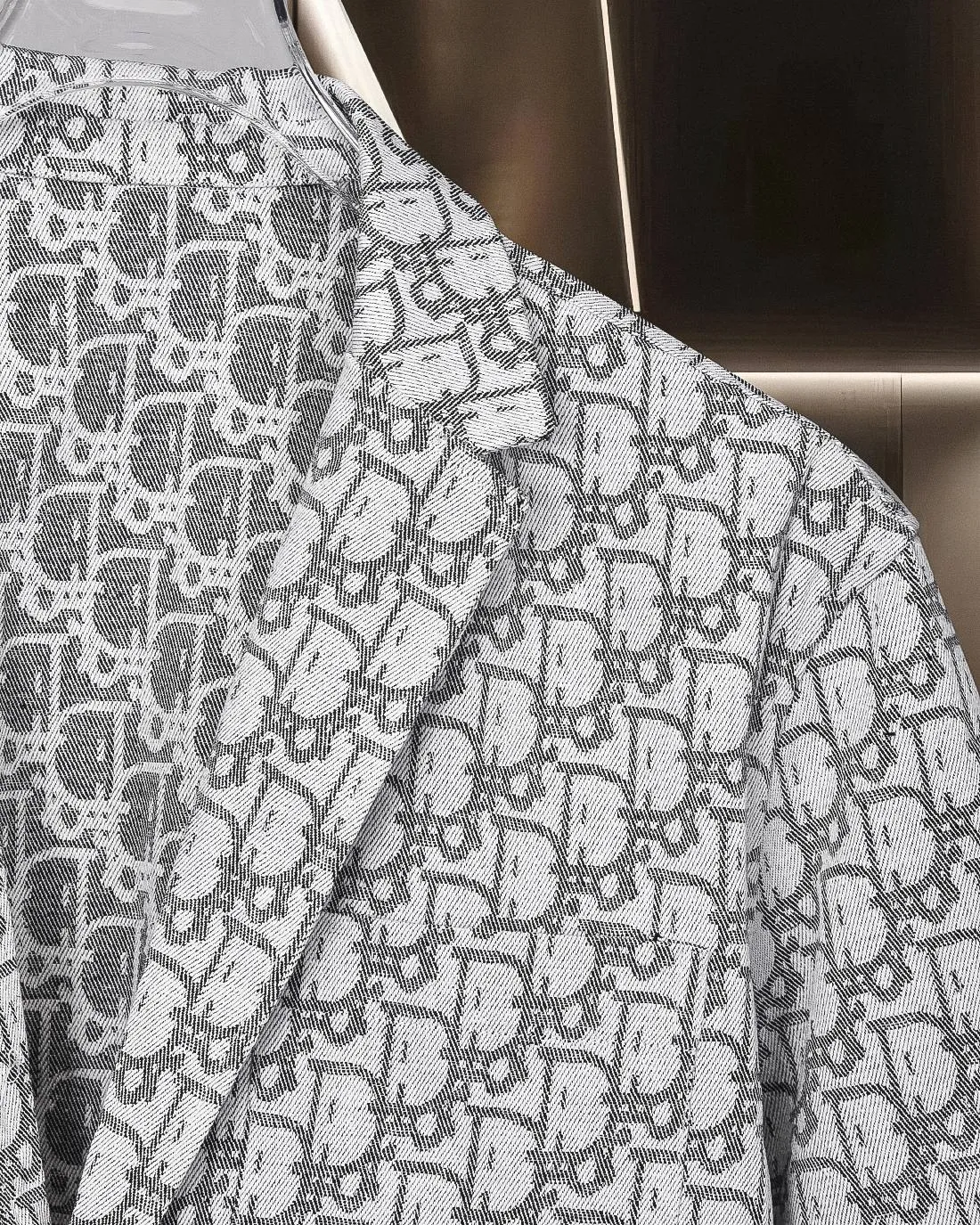 🅿️416 DIOR Dior's hot style is coming. All-over printed barrage logo lapel suit denim jacket. 2025ss official website new jacquard logo, exquisite logo. High-end version, custom-made fabrics at the counter. Highly breathable and comfortable, exquisitely crafted, with impeccable detail processing, custom-made logo engraved buttons, and complete three labels. Brand element design concept reflects high quality. It feels delicate and soft! It presents a casual cut and the upper body shape is great! 🐍Size: M-XXL