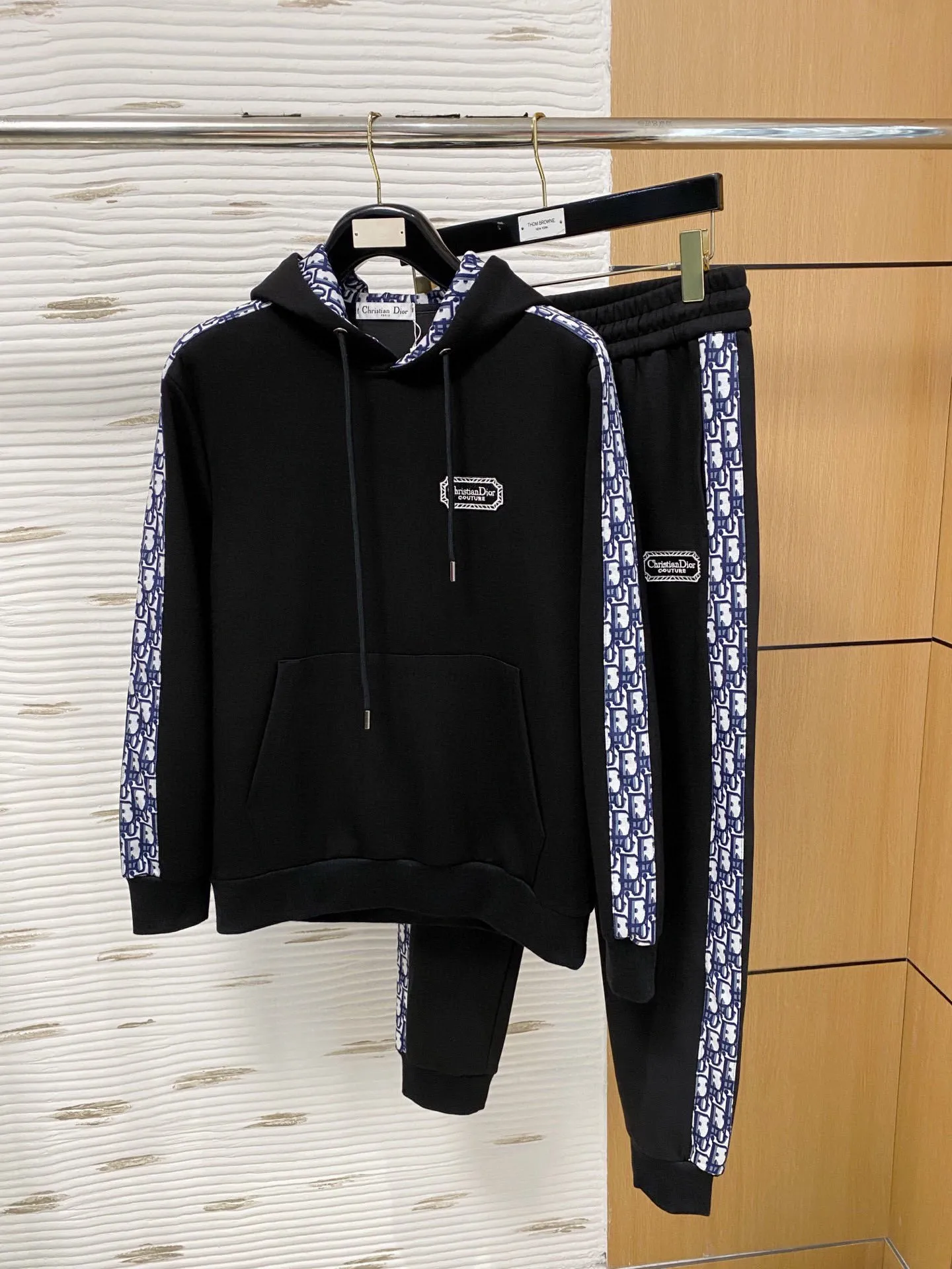 🅿️720 [DIOR Dior] Hot-selling suit is coming. Focus on the original version of the official website. 2025 new hot-selling cardigan and sweatshirt suit. The original order is the best 🇭🇰. It is the meticulous work of top designers for a fitting and perfect upper body effect. All-natural high-quality Tencel Roman cotton 100%, close-fitting comfort, noble and elegant! Original hardware embodies elegance and nobility! Counter size: M-3XL (maximum wear up to 190 pounds)