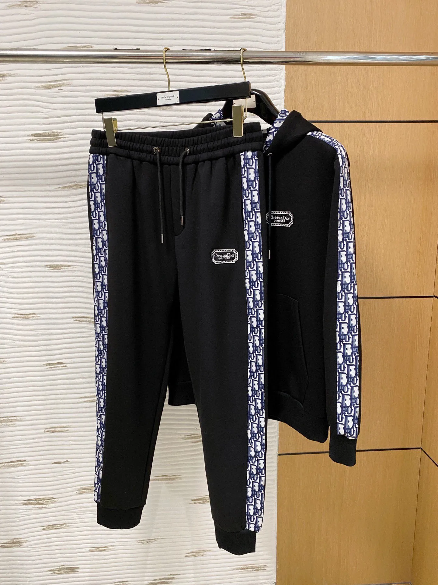 🅿️720 [DIOR Dior] Hot-selling suit is coming. Focus on the original version of the official website. 2025 new hot-selling cardigan and sweatshirt suit. The original order is the best 🇭🇰. It is the meticulous work of top designers for a fitting and perfect upper body effect. All-natural high-quality Tencel Roman cotton 100%, close-fitting comfort, noble and elegant! Original hardware embodies elegance and nobility! Counter size: M-3XL (maximum wear up to 190 pounds)