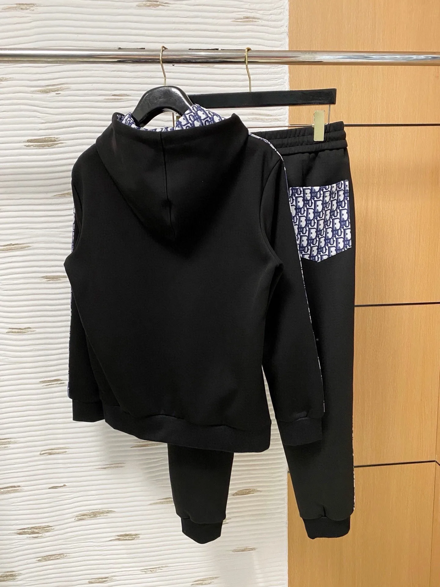 🅿️720 [DIOR Dior] Hot-selling suit is coming. Focus on the original version of the official website. 2025 new hot-selling cardigan and sweatshirt suit. The original order is the best 🇭🇰. It is the meticulous work of top designers for a fitting and perfect upper body effect. All-natural high-quality Tencel Roman cotton 100%, close-fitting comfort, noble and elegant! Original hardware embodies elegance and nobility! Counter size: M-3XL (maximum wear up to 190 pounds)