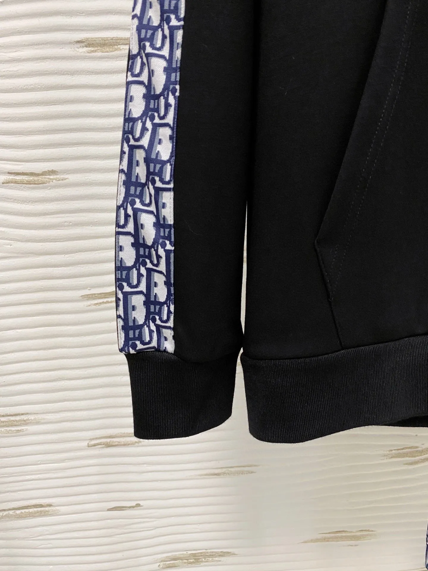 🅿️720 [DIOR Dior] Hot-selling suit is coming. Focus on the original version of the official website. 2025 new hot-selling cardigan and sweatshirt suit. The original order is the best 🇭🇰. It is the meticulous work of top designers for a fitting and perfect upper body effect. All-natural high-quality Tencel Roman cotton 100%, close-fitting comfort, noble and elegant! Original hardware embodies elegance and nobility! Counter size: M-3XL (maximum wear up to 190 pounds)