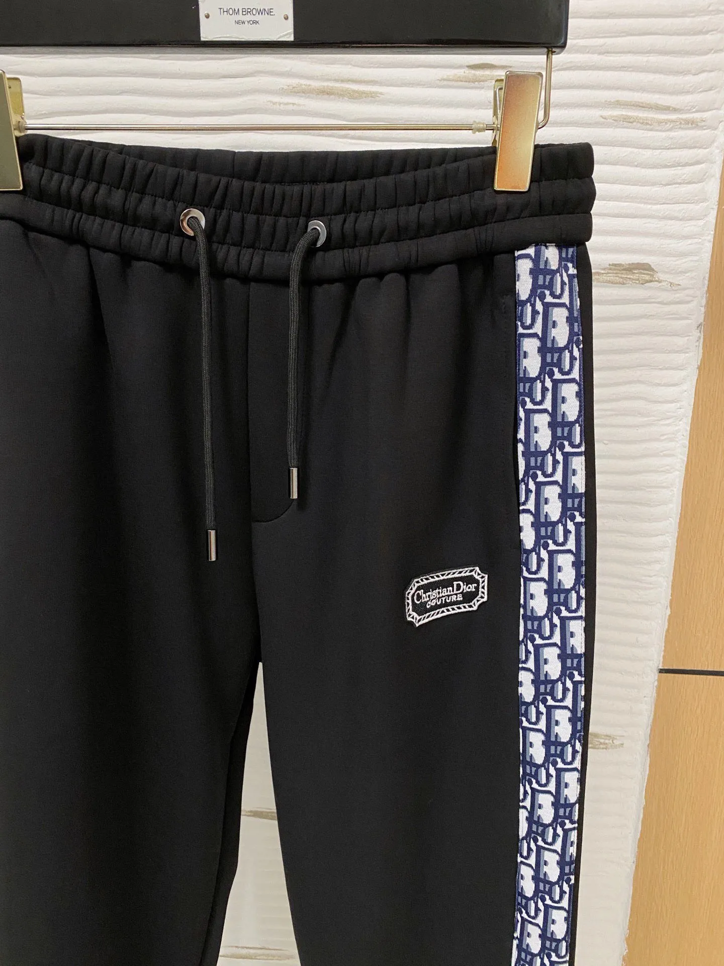 🅿️720 [DIOR Dior] Hot-selling suit is coming. Focus on the original version of the official website. 2025 new hot-selling cardigan and sweatshirt suit. The original order is the best 🇭🇰. It is the meticulous work of top designers for a fitting and perfect upper body effect. All-natural high-quality Tencel Roman cotton 100%, close-fitting comfort, noble and elegant! Original hardware embodies elegance and nobility! Counter size: M-3XL (maximum wear up to 190 pounds)