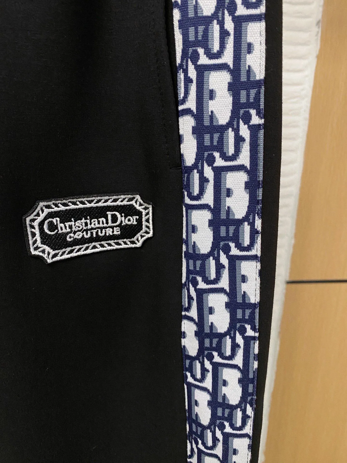 🅿️720 [DIOR Dior] Hot-selling suit is coming. Focus on the original version of the official website. 2025 new hot-selling cardigan and sweatshirt suit. The original order is the best 🇭🇰. It is the meticulous work of top designers for a fitting and perfect upper body effect. All-natural high-quality Tencel Roman cotton 100%, close-fitting comfort, noble and elegant! Original hardware embodies elegance and nobility! Counter size: M-3XL (maximum wear up to 190 pounds)