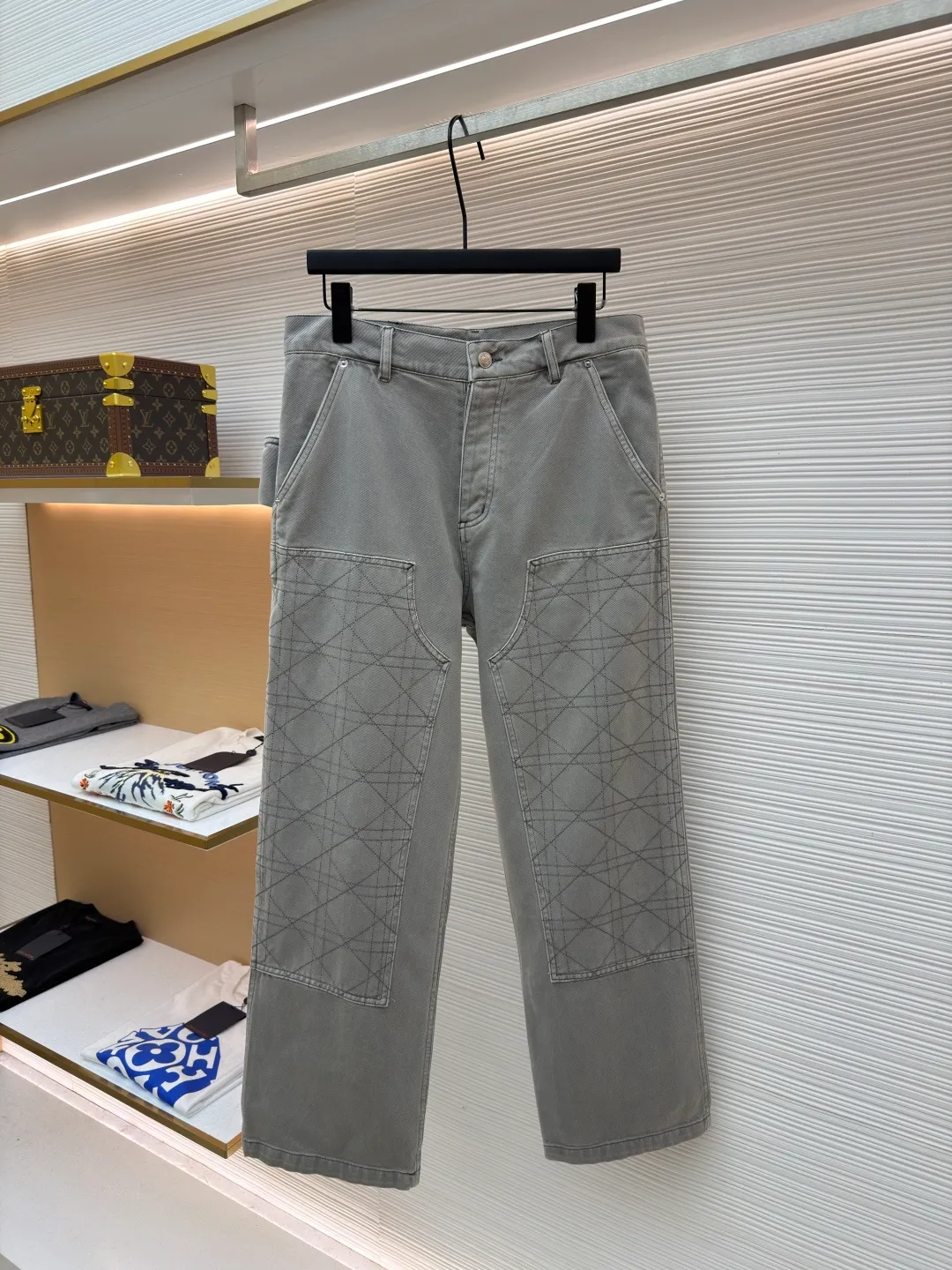 Dior cotton twill hoop plaid embroidered jeans ●Original version: Purchased and developed by 12180 ●Item number: 1682554-B70 ●Material: cotton twill fabric ●Technology: embroidery production ●Color: gray ●Version: fitted version ●Weight: about 760 grams ●Size: 39-40-41-42 ●Description: After stone-washing process, it has a matte gray texture. The fabric is stiff, wear-resistant, soft and skin-friendly, and is not easy to deform or fade. The geometric plaid stitching on the front of the trousers uses heavy embroidery technology. The stitches are even and fine, and the texture is three-dimensional and regular, forming a visual hierarchy with the fabric. The workwear patch pocket design uses double-layer splicing technology, which is firm and practical. The custom-made metal buttons and zippers on the waist have a thick texture, and the trouser loops are evenly distributed to match the belt. The overall shape is a straight workwear silhouette. The trouser leg hemming is exquisite, the stitching is straight and fine, the customized accessories and three labels are complete, and the detailed craftsmanship shows the brand's ingenuity. It is suitable for daily outings, workwear-style wear and other scenarios. The overall wiring is straight and delicate, the fabric is comfortable and soft, and the color is consistent without color difference. It can be matched with the same style to create a fashionable look and control various occasions. Customized accessories, complete with three standards, same style for men and women!