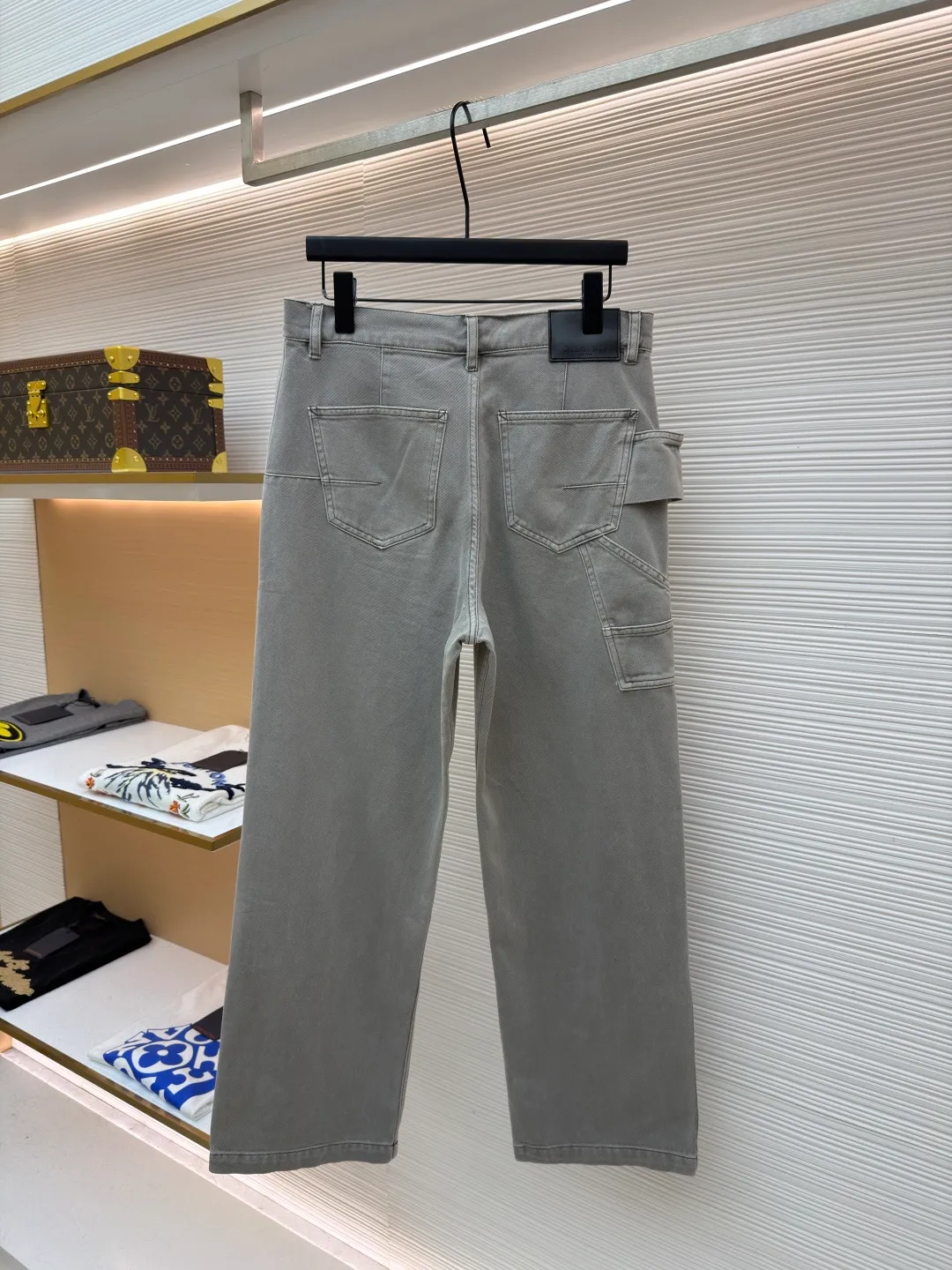 Dior cotton twill hoop plaid embroidered jeans ●Original version: Purchased and developed by 12180 ●Item number: 1682554-B70 ●Material: cotton twill fabric ●Technology: embroidery production ●Color: gray ●Version: fitted version ●Weight: about 760 grams ●Size: 39-40-41-42 ●Description: After stone-washing process, it has a matte gray texture. The fabric is stiff, wear-resistant, soft and skin-friendly, and is not easy to deform or fade. The geometric plaid stitching on the front of the trousers uses heavy embroidery technology. The stitches are even and fine, and the texture is three-dimensional and regular, forming a visual hierarchy with the fabric. The workwear patch pocket design uses double-layer splicing technology, which is firm and practical. The custom-made metal buttons and zippers on the waist have a thick texture, and the trouser loops are evenly distributed to match the belt. The overall shape is a straight workwear silhouette. The trouser leg hemming is exquisite, the stitching is straight and fine, the customized accessories and three labels are complete, and the detailed craftsmanship shows the brand's ingenuity. It is suitable for daily outings, workwear-style wear and other scenarios. The overall wiring is straight and delicate, the fabric is comfortable and soft, and the color is consistent without color difference. It can be matched with the same style to create a fashionable look and control various occasions. Customized accessories, complete with three standards, same style for men and women!