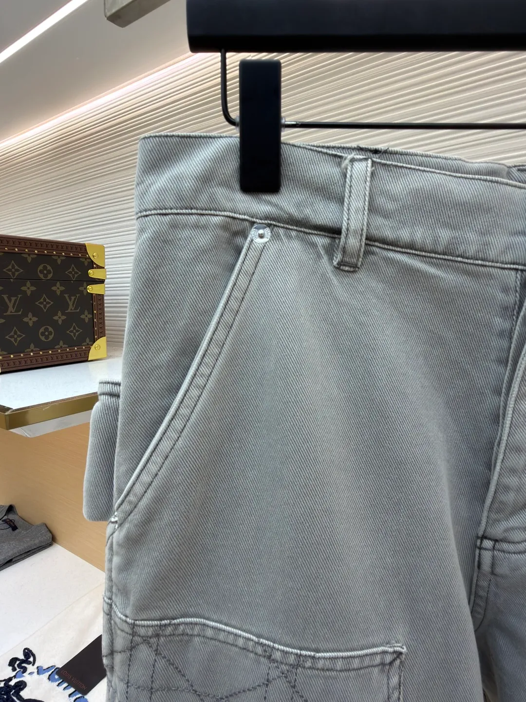 Dior cotton twill hoop plaid embroidered jeans ●Original version: Purchased and developed by 12180 ●Item number: 1682554-B70 ●Material: cotton twill fabric ●Technology: embroidery production ●Color: gray ●Version: fitted version ●Weight: about 760 grams ●Size: 39-40-41-42 ●Description: After stone-washing process, it has a matte gray texture. The fabric is stiff, wear-resistant, soft and skin-friendly, and is not easy to deform or fade. The geometric plaid stitching on the front of the trousers uses heavy embroidery technology. The stitches are even and fine, and the texture is three-dimensional and regular, forming a visual hierarchy with the fabric. The workwear patch pocket design uses double-layer splicing technology, which is firm and practical. The custom-made metal buttons and zippers on the waist have a thick texture, and the trouser loops are evenly distributed to match the belt. The overall shape is a straight workwear silhouette. The trouser leg hemming is exquisite, the stitching is straight and fine, the customized accessories and three labels are complete, and the detailed craftsmanship shows the brand's ingenuity. It is suitable for daily outings, workwear-style wear and other scenarios. The overall wiring is straight and delicate, the fabric is comfortable and soft, and the color is consistent without color difference. It can be matched with the same style to create a fashionable look and control various occasions. Customized accessories, complete with three standards, same style for men and women!