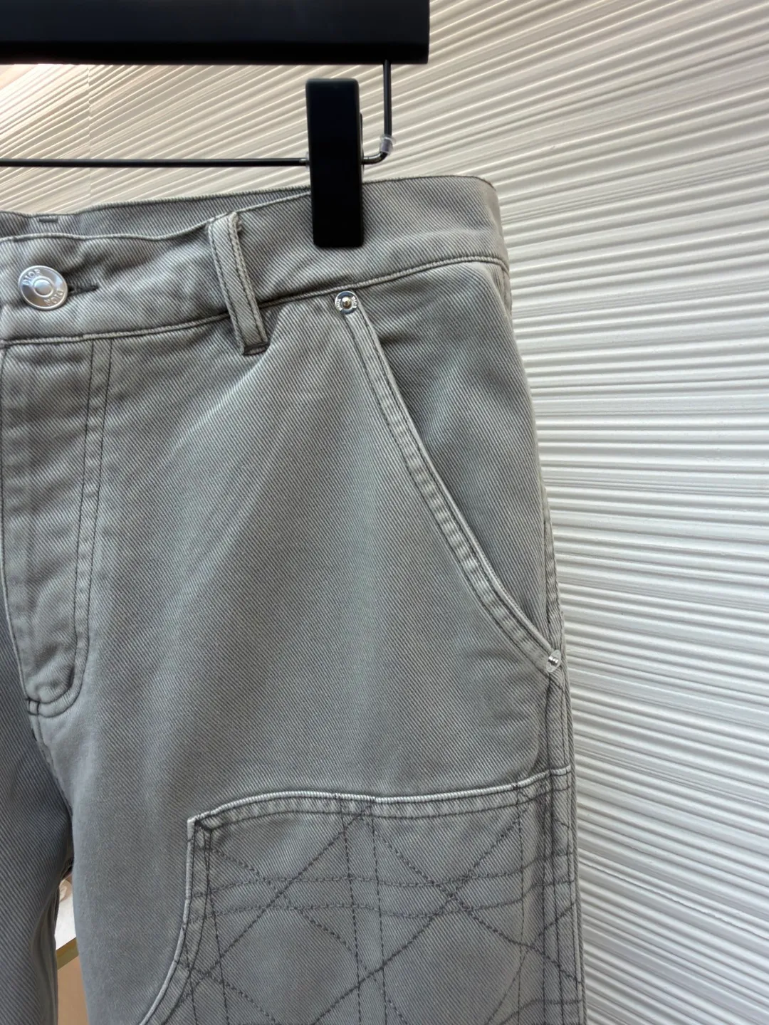 Dior cotton twill hoop plaid embroidered jeans ●Original version: Purchased and developed by 12180 ●Item number: 1682554-B70 ●Material: cotton twill fabric ●Technology: embroidery production ●Color: gray ●Version: fitted version ●Weight: about 760 grams ●Size: 39-40-41-42 ●Description: After stone-washing process, it has a matte gray texture. The fabric is stiff, wear-resistant, soft and skin-friendly, and is not easy to deform or fade. The geometric plaid stitching on the front of the trousers uses heavy embroidery technology. The stitches are even and fine, and the texture is three-dimensional and regular, forming a visual hierarchy with the fabric. The workwear patch pocket design uses double-layer splicing technology, which is firm and practical. The custom-made metal buttons and zippers on the waist have a thick texture, and the trouser loops are evenly distributed to match the belt. The overall shape is a straight workwear silhouette. The trouser leg hemming is exquisite, the stitching is straight and fine, the customized accessories and three labels are complete, and the detailed craftsmanship shows the brand's ingenuity. It is suitable for daily outings, workwear-style wear and other scenarios. The overall wiring is straight and delicate, the fabric is comfortable and soft, and the color is consistent without color difference. It can be matched with the same style to create a fashionable look and control various occasions. Customized accessories, complete with three standards, same style for men and women!