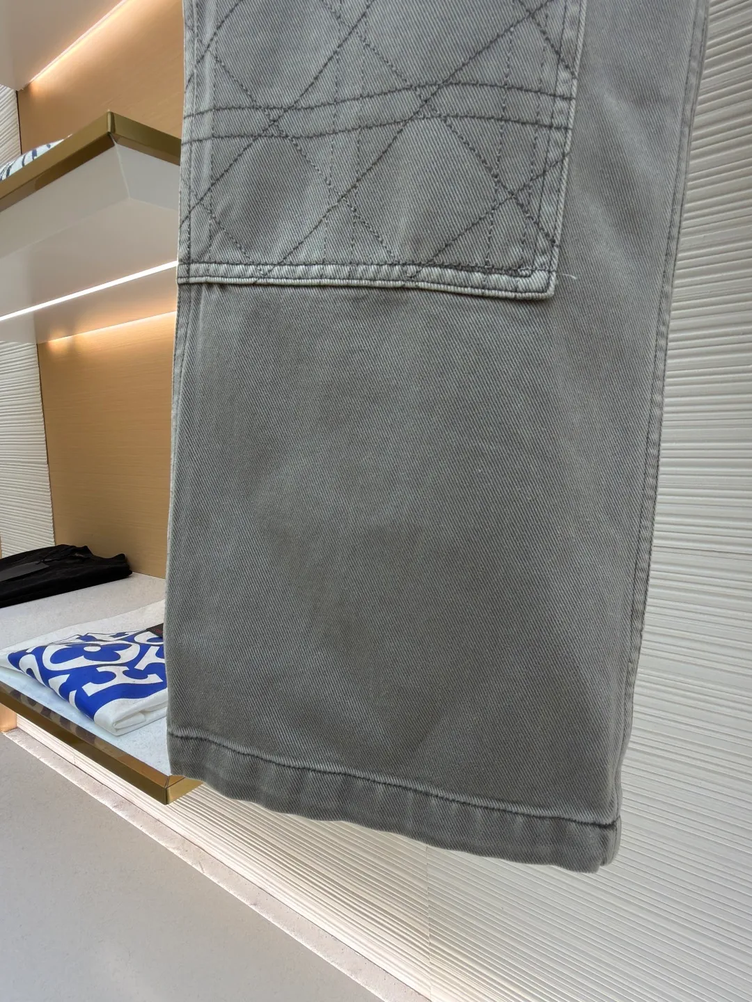 Dior cotton twill hoop plaid embroidered jeans ●Original version: Purchased and developed by 12180 ●Item number: 1682554-B70 ●Material: cotton twill fabric ●Technology: embroidery production ●Color: gray ●Version: fitted version ●Weight: about 760 grams ●Size: 39-40-41-42 ●Description: After stone-washing process, it has a matte gray texture. The fabric is stiff, wear-resistant, soft and skin-friendly, and is not easy to deform or fade. The geometric plaid stitching on the front of the trousers uses heavy embroidery technology. The stitches are even and fine, and the texture is three-dimensional and regular, forming a visual hierarchy with the fabric. The workwear patch pocket design uses double-layer splicing technology, which is firm and practical. The custom-made metal buttons and zippers on the waist have a thick texture, and the trouser loops are evenly distributed to match the belt. The overall shape is a straight workwear silhouette. The trouser leg hemming is exquisite, the stitching is straight and fine, the customized accessories and three labels are complete, and the detailed craftsmanship shows the brand's ingenuity. It is suitable for daily outings, workwear-style wear and other scenarios. The overall wiring is straight and delicate, the fabric is comfortable and soft, and the color is consistent without color difference. It can be matched with the same style to create a fashionable look and control various occasions. Customized accessories, complete with three standards, same style for men and women!