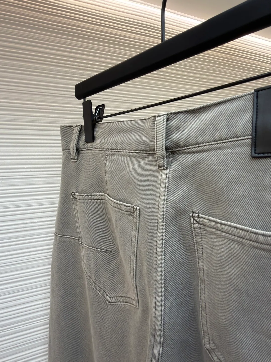 Dior cotton twill hoop plaid embroidered jeans ●Original version: Purchased and developed by 12180 ●Item number: 1682554-B70 ●Material: cotton twill fabric ●Technology: embroidery production ●Color: gray ●Version: fitted version ●Weight: about 760 grams ●Size: 39-40-41-42 ●Description: After stone-washing process, it has a matte gray texture. The fabric is stiff, wear-resistant, soft and skin-friendly, and is not easy to deform or fade. The geometric plaid stitching on the front of the trousers uses heavy embroidery technology. The stitches are even and fine, and the texture is three-dimensional and regular, forming a visual hierarchy with the fabric. The workwear patch pocket design uses double-layer splicing technology, which is firm and practical. The custom-made metal buttons and zippers on the waist have a thick texture, and the trouser loops are evenly distributed to match the belt. The overall shape is a straight workwear silhouette. The trouser leg hemming is exquisite, the stitching is straight and fine, the customized accessories and three labels are complete, and the detailed craftsmanship shows the brand's ingenuity. It is suitable for daily outings, workwear-style wear and other scenarios. The overall wiring is straight and delicate, the fabric is comfortable and soft, and the color is consistent without color difference. It can be matched with the same style to create a fashionable look and control various occasions. Customized accessories, complete with three standards, same style for men and women!