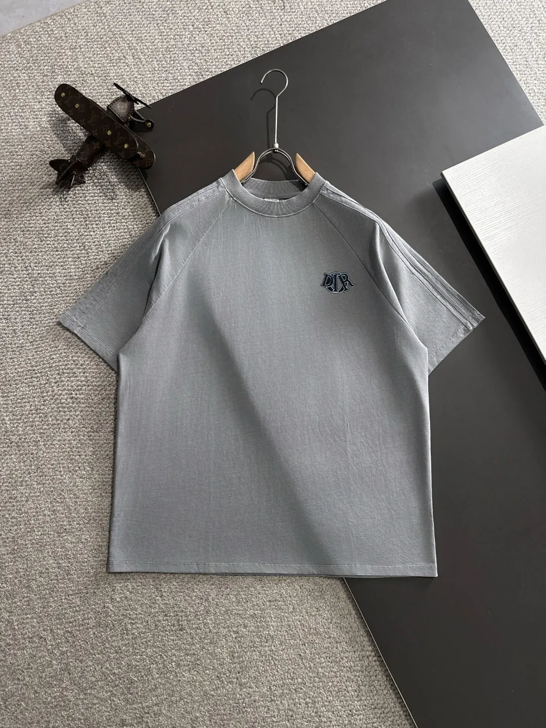🅿️270 shipped next day. High quality DIOR Dior 2025 spring and summer new men's batik washed short-sleeved T-shirt. Made of combed heavy weight washed double yarn fabric. The high-strength fabric feels full of weight when weighed. The upper body is also more textured than ordinary T-shirts and is not easy to deform. This texture can cope with the weather. It is sweat-absorbent and breathable, suitable for both hot and cold! Perfectly produced with reference to the original stitch and stitch! Loose fit design, looks noble. Sizes: S to XXL