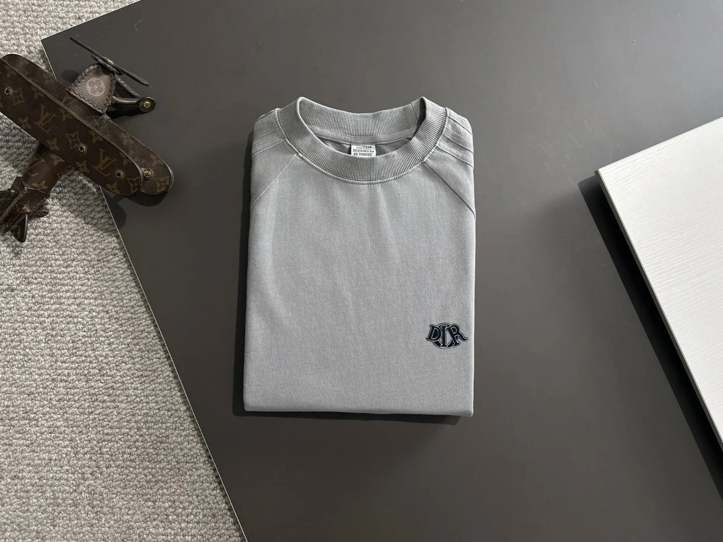 🅿️270 shipped next day. High quality DIOR Dior 2025 spring and summer new men's batik washed short-sleeved T-shirt. Made of combed heavy weight washed double yarn fabric. The high-strength fabric feels full of weight when weighed. The upper body is also more textured than ordinary T-shirts and is not easy to deform. This texture can cope with the weather. It is sweat-absorbent and breathable, suitable for both hot and cold! Perfectly produced with reference to the original stitch and stitch! Loose fit design, looks noble. Sizes: S to XXL