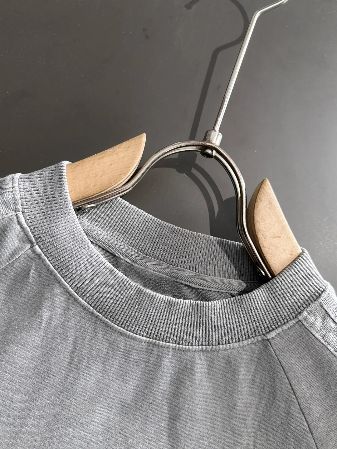 🅿️270 shipped next day. High quality DIOR Dior 2025 spring and summer new men's batik washed short-sleeved T-shirt. Made of combed heavy weight washed double yarn fabric. The high-strength fabric feels full of weight when weighed. The upper body is also more textured than ordinary T-shirts and is not easy to deform. This texture can cope with the weather. It is sweat-absorbent and breathable, suitable for both hot and cold! Perfectly produced with reference to the original stitch and stitch! Loose fit design, looks noble. Sizes: S to XXL