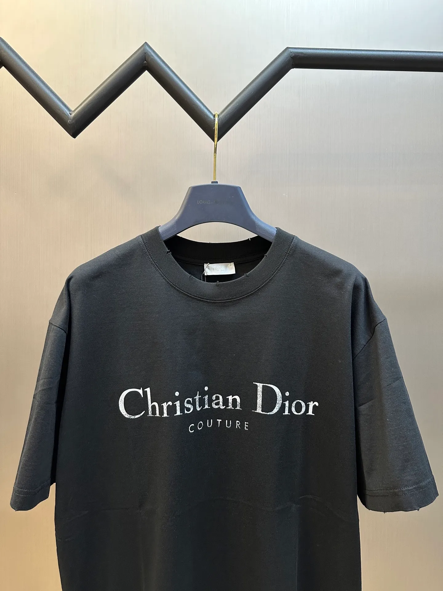 🅿️280 Dior Bad Dot Print Letter Short Sleeve This Christian Dior Couture short sleeve is a new product of the 25th autumn men's wear series, adding a fashionable temperament to the classic items in the wardrobe. Crafted from distressed-effect cotton jersey, it's enhanced with a Christian Dior Couture signature print on the chest. Wear it with jeans or shorts for a casual look.  size：xs s m l