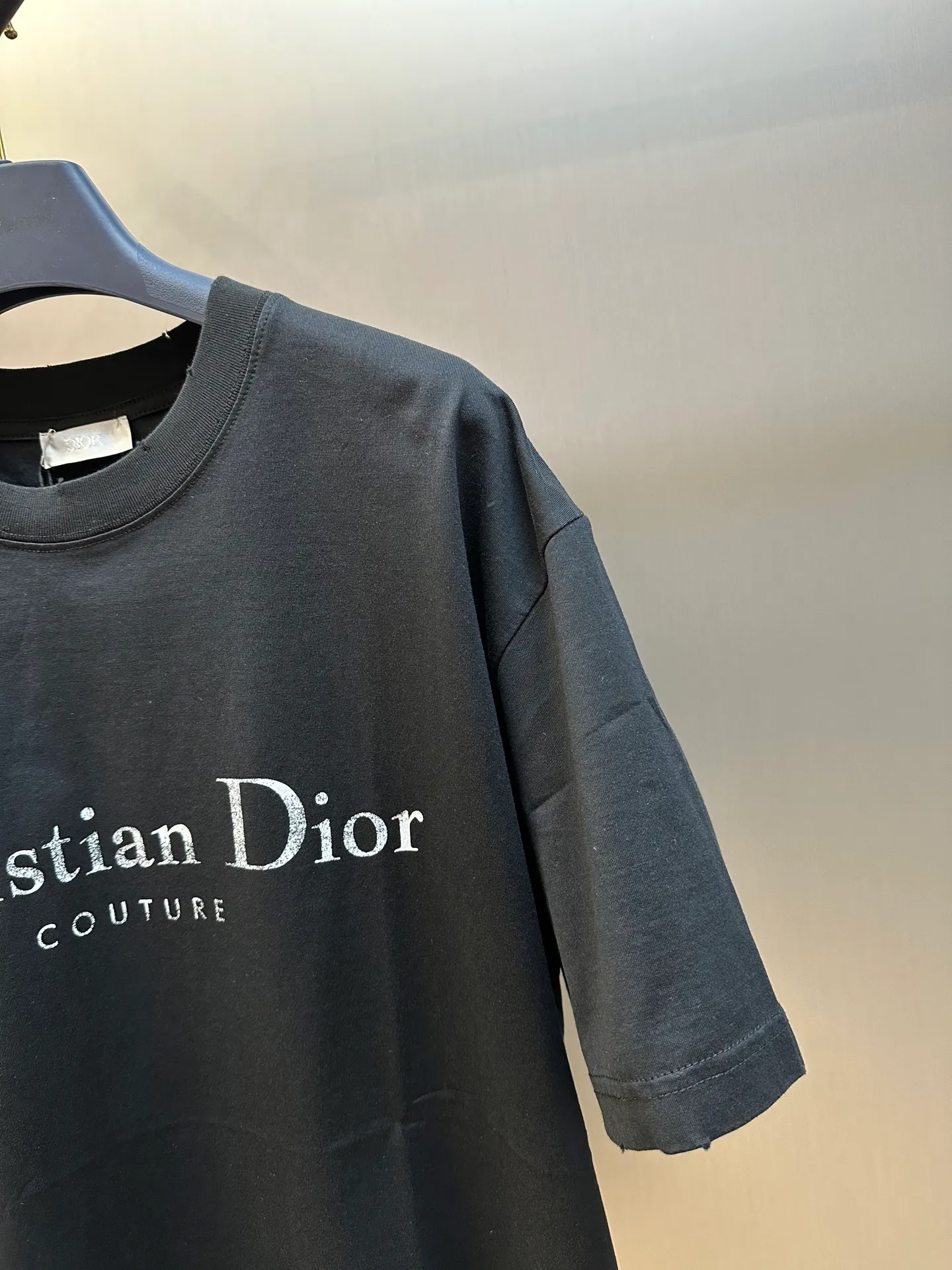 🅿️280 Dior Bad Dot Print Letter Short Sleeve This Christian Dior Couture short sleeve is a new product of the 25th autumn men's wear series, adding a fashionable temperament to the classic items in the wardrobe. Crafted from distressed-effect cotton jersey, it's enhanced with a Christian Dior Couture signature print on the chest. Wear it with jeans or shorts for a casual look.  size：xs s m l