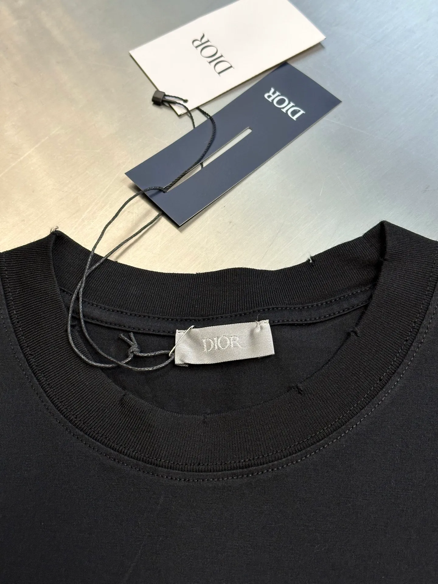 🅿️280 Dior Bad Dot Print Letter Short Sleeve This Christian Dior Couture short sleeve is a new product of the 25th autumn men's wear series, adding a fashionable temperament to the classic items in the wardrobe. Crafted from distressed-effect cotton jersey, it's enhanced with a Christian Dior Couture signature print on the chest. Wear it with jeans or shorts for a casual look.  size：xs s m l