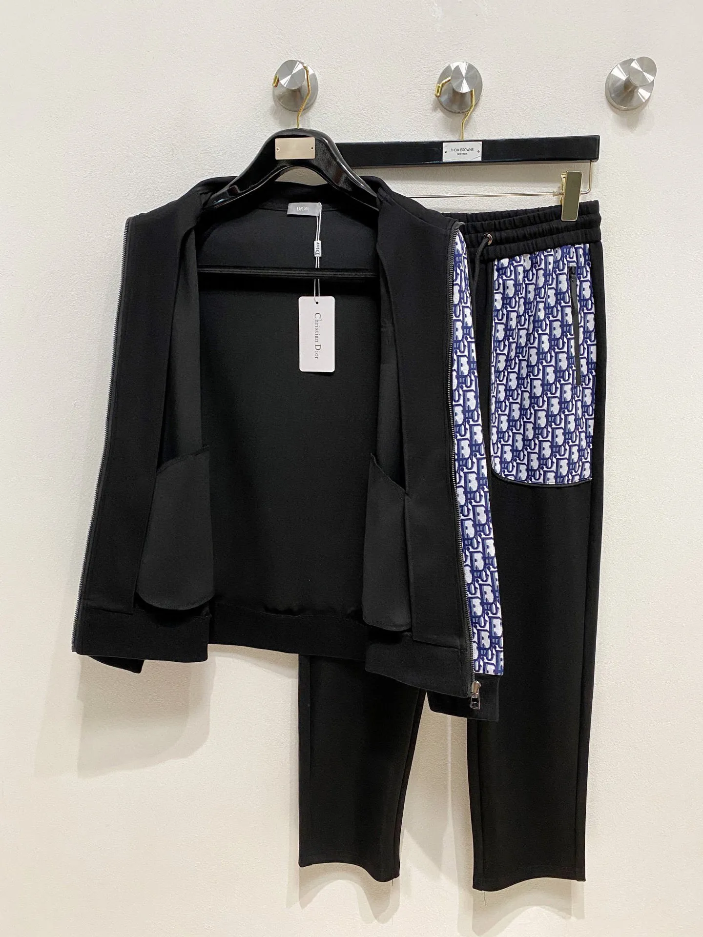 🅿️700 [DIOR Dior] Hot-selling suit is coming. Focus on the original version of the official website. 2025 new hot-selling cardigan and sweatshirt suit. The original order is the best. 🇭🇰The meticulous work of top designers. Just for a fitting and perfect upper body effect. All-natural high-quality Tencel Roman cotton 100%, close-fitting comfort, noble and elegant! Original hardware embodies elegance and nobility! Counter size: M-3XL (maximum wear up to 190 pounds)