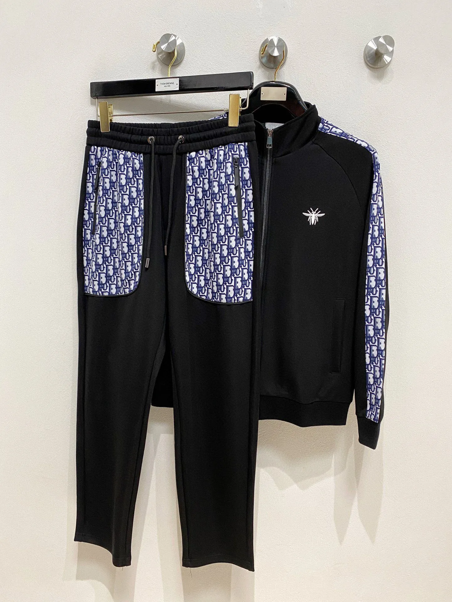 🅿️700 [DIOR Dior] Hot-selling suit is coming. Focus on the original version of the official website. 2025 new hot-selling cardigan and sweatshirt suit. The original order is the best. 🇭🇰The meticulous work of top designers. Just for a fitting and perfect upper body effect. All-natural high-quality Tencel Roman cotton 100%, close-fitting comfort, noble and elegant! Original hardware embodies elegance and nobility! Counter size: M-3XL (maximum wear up to 190 pounds)