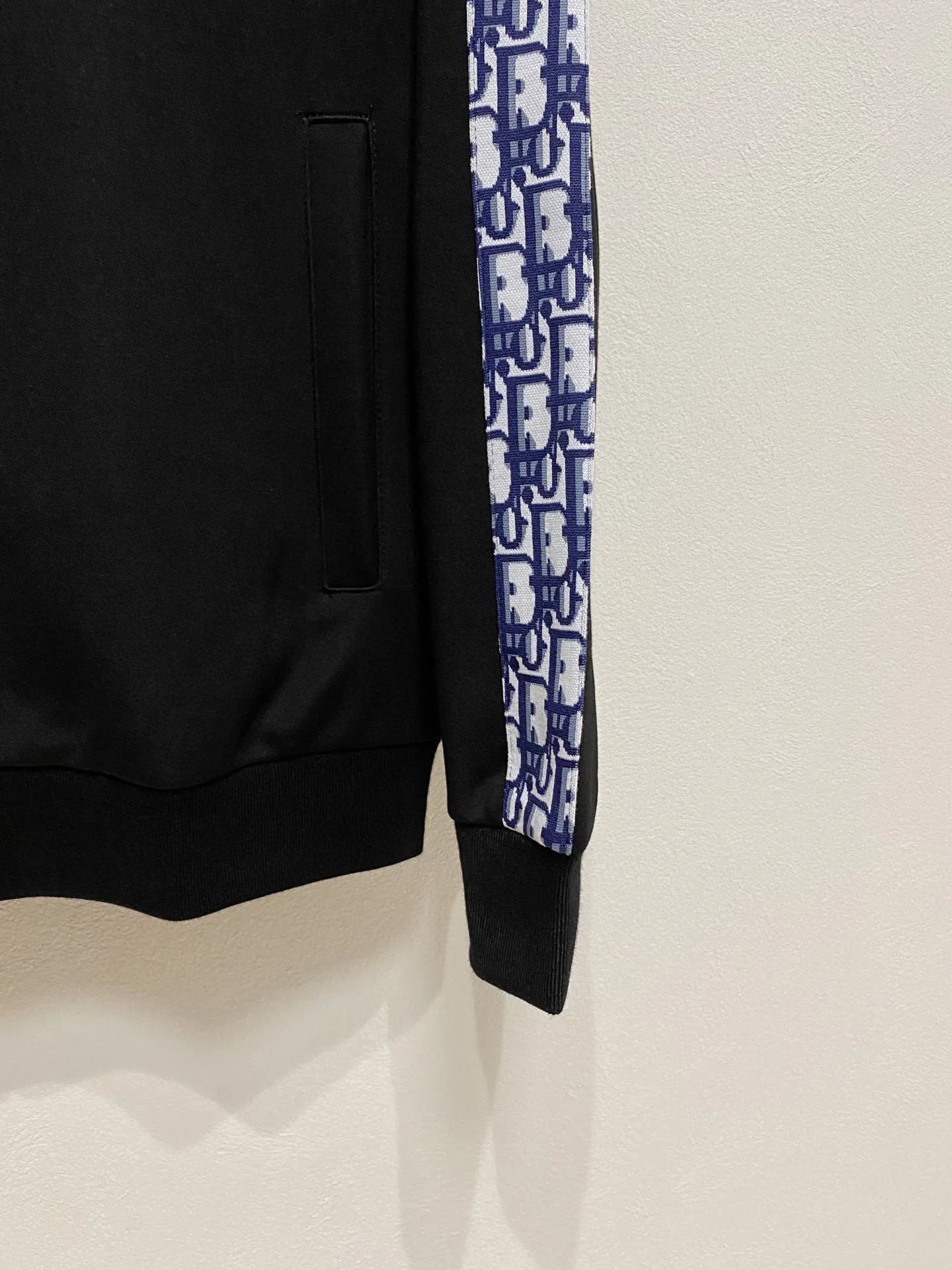 🅿️700 [DIOR Dior] Hot-selling suit is coming. Focus on the original version of the official website. 2025 new hot-selling cardigan and sweatshirt suit. The original order is the best. 🇭🇰The meticulous work of top designers. Just for a fitting and perfect upper body effect. All-natural high-quality Tencel Roman cotton 100%, close-fitting comfort, noble and elegant! Original hardware embodies elegance and nobility! Counter size: M-3XL (maximum wear up to 190 pounds)