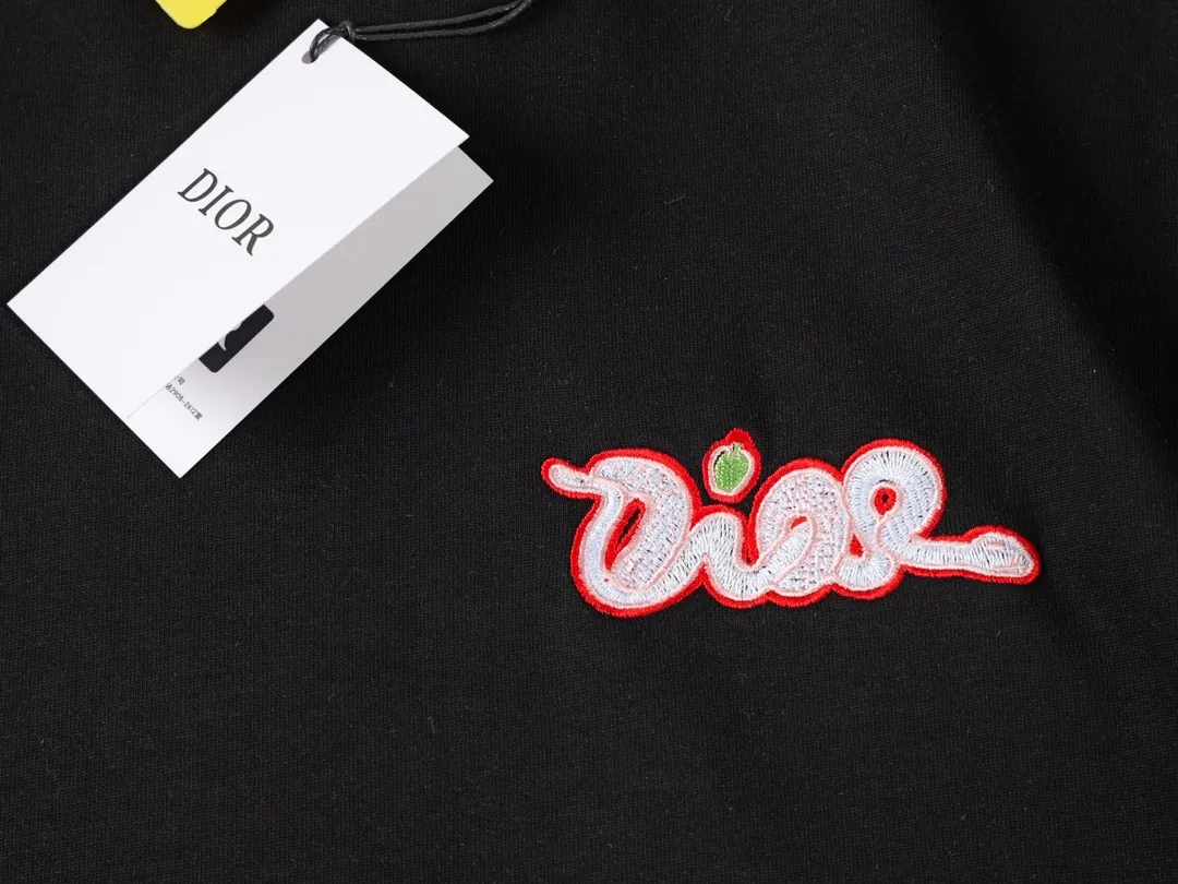 🅿️190 CD 2025 new style embroidered letter short sleeves. This T-shirt is from the DO AND KAWS limited series. Crafted from cotton jersey and embellished with DO AND KAWS embroidery, the Do logo is reinterpreted as a colorful snake. Wear it with the limited edition trousers for a refined look.  Cotton jersey fabric is a knitted fabric made of cotton fiber. The fabric has good moisture absorption and breathability. The softness and skin-friendly nature of the cotton fiber make the fabric feel comfortable to the touch. The fabric structure gives the fabric a certain degree of strength and stability, but its elasticity may be less than other complex weaving methods.  The tatami mat serves as the base for embroidery, ensuring its surface is flat and suitable for embroidery. The stitches of the embroidery are very tight, which makes the surface of the embroidery pattern smooth and delicate, and feels smooth to the touch. The use of bright silk threads for embroidery makes the pattern rich and full in color and has a strong visual impact.  Using a backstitch stitch, embroider along the edges of the design. The embroidery keeps the stitches tight and flat, and embroiders narrow strip-like graphics to ensure that the hemming effect shows a strong sense of line and three-dimensionality. CD / KAWS loose fit T-shirt Fabric: 12S fine cotton plain fabric / 310G Rib: 21S double yarn stretcher / 420G This T-shirt is from the DO AND KAWS limited series. Crafted from cotton jersey and embellished with DO AND KAWS embroidery, the Do logo is reinterpreted as a colorful snake. Wear it with the limited edition trousers for a refined look.  Cotton jersey fabric is a knitted fabric made of cotton fiber. The fabric has good moisture absorption and breathability. The softness and skin-friendly nature of the cotton fiber make the fabric feel comfortable to the touch. The fabric structure gives the fabric a certain degree of strength and stability, but its elasticity may be less than other complex weaving methods.  The tatami mat serves as the base for embroidery, ensuring its surface is flat and suitable for embroidery. The stitches of the embroidery are very tight, which makes the surface of the embroidery pattern smooth and delicate, and feels smooth to the touch. The use of bright silk threads for embroidery makes the pattern rich and full in color and has a strong visual impact.  Using a backstitch stitch, embroider along the edges of the design. The embroidery keeps the stitches tight and flat, and embroiders narrow strip-like graphics to ensure that the hemming effect shows a strong sense of line and three-dimensionality. Size: XS S M L