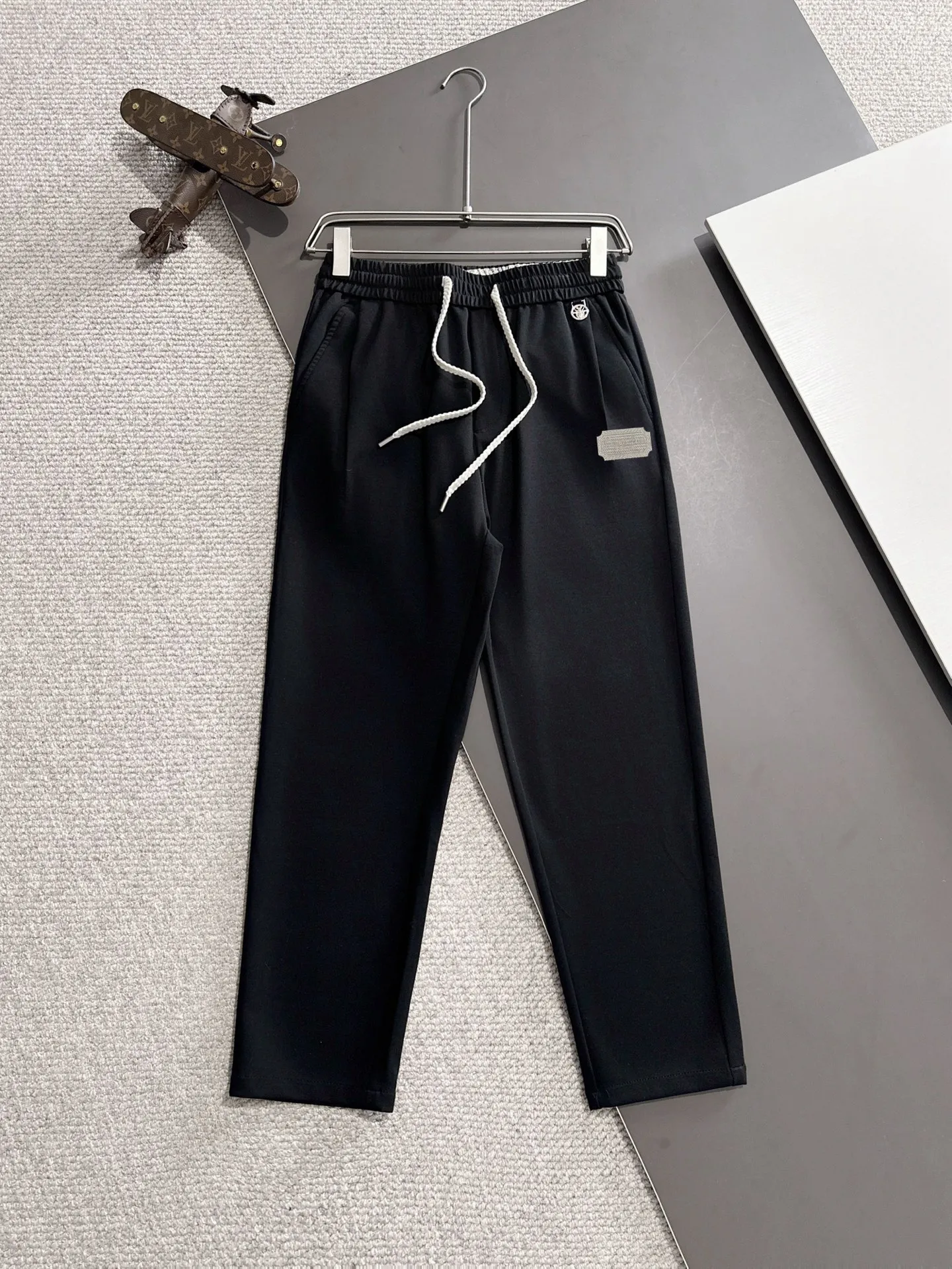 🅿️380 next day shipping Dior 2025 spring and summer new elastic band casual pants, thin counter custom fabrics, high breathability and comfort, impeccable details, brand element design concept, reflecting high quality. It feels delicate and soft! It presents a casual cut and the upper body shape is great! Size: M-4XL