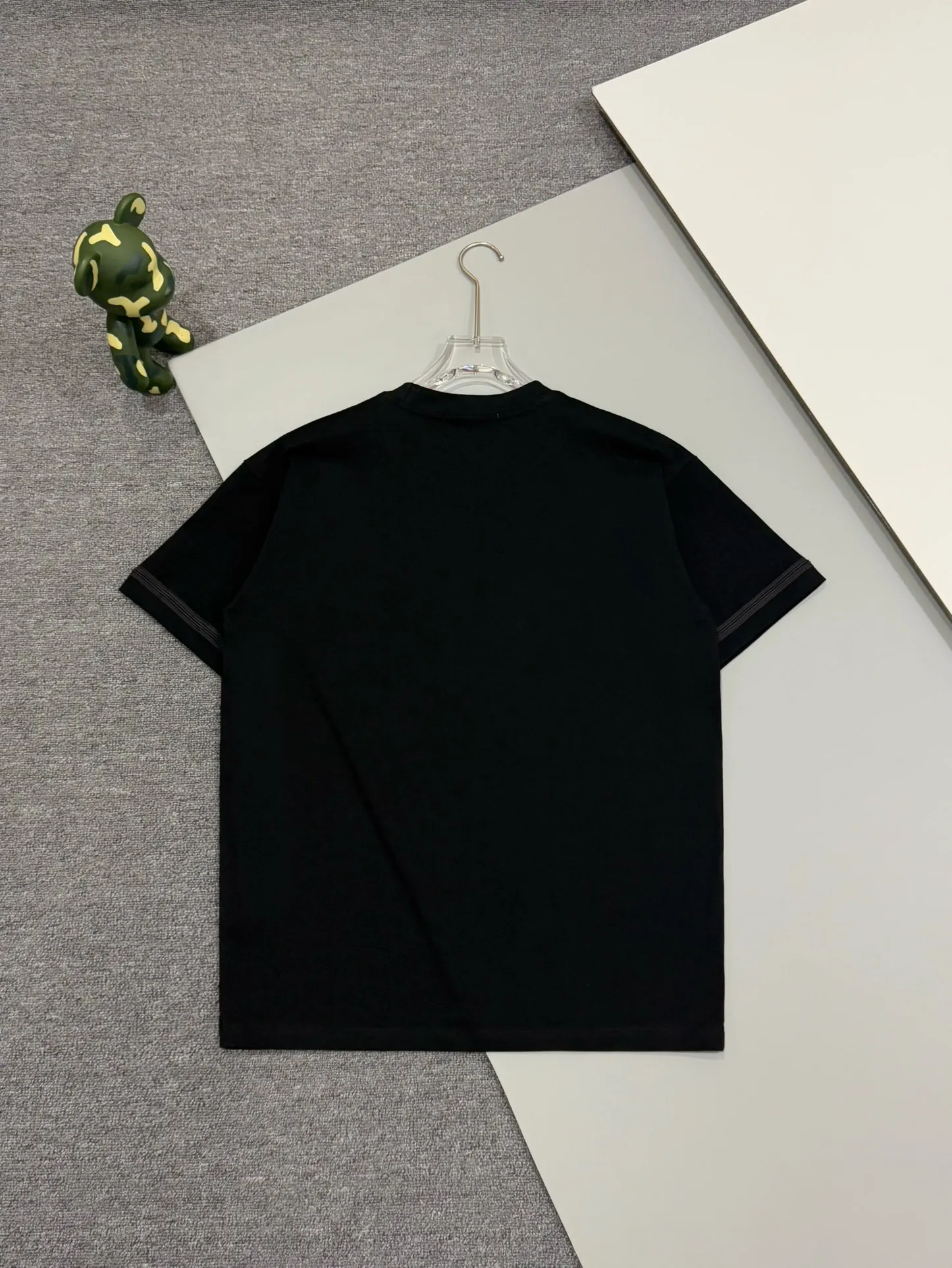 🅿️190 [Higher Version] Dior x Stone Island Dior x Stone Island joint embroidered short sleeves. The fabric is 32 counts, 280g, full of texture and soft to the touch. The process adopts imported machine embroidery technology. Advanced computer control system and precision mechanical components are used to realize the Dior Stone Island embroidery operation. High precision. The lines are smooth and delicate. The valley wave weaving process adjusts the knitting method of the front and rear continuous needle beds to create a horizontal convex effect on the surface of the knitted fabric. The fabric is washed and has a better hand feel. It is not easy to deform, shrink or fade. Maintain long-lasting beauty, complete with three standard styles for men and women. Color: black/white Size: S to xL